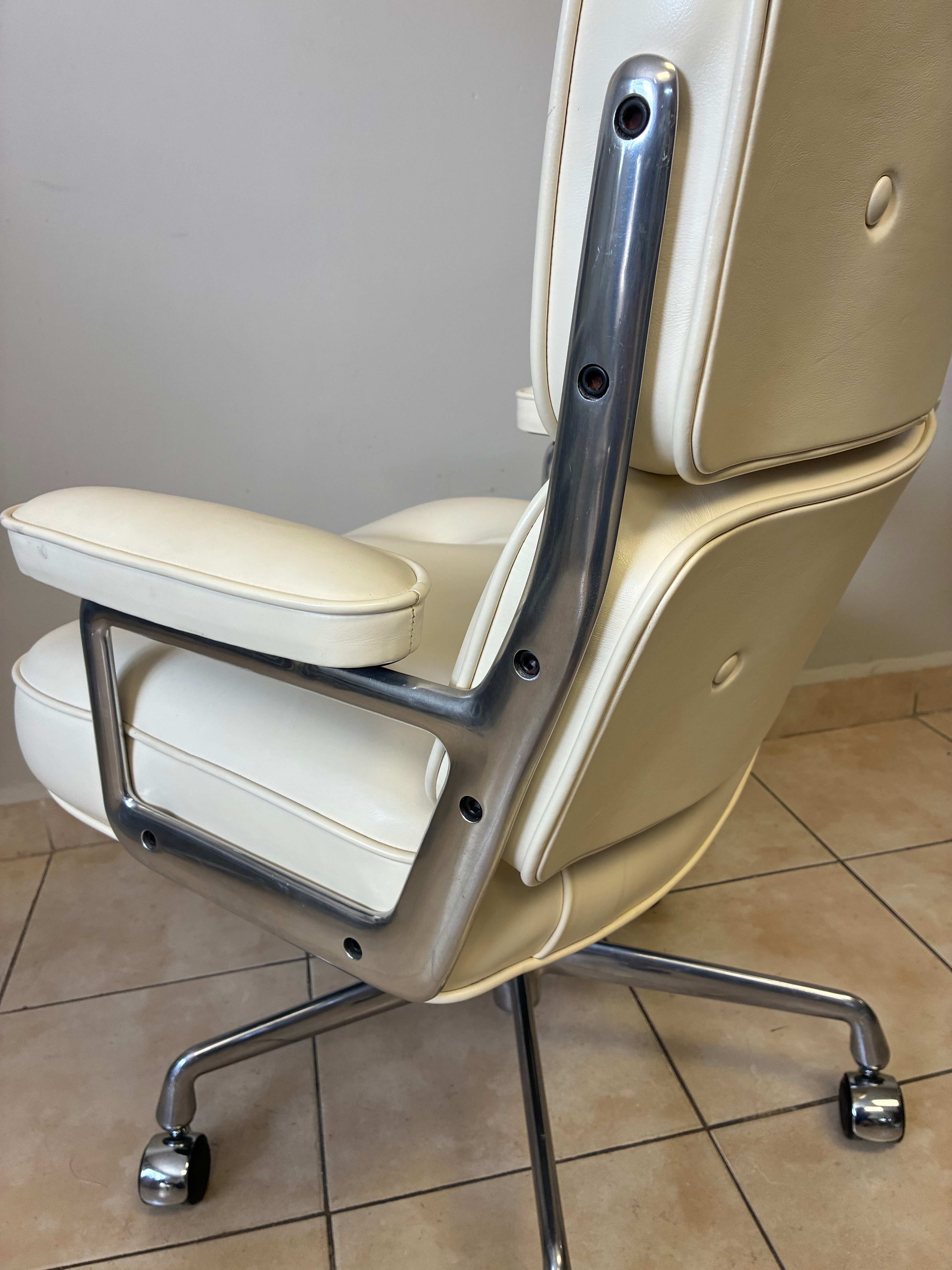 Sillon Eames Baja Herman Miller de Piel Marfil - Preowned