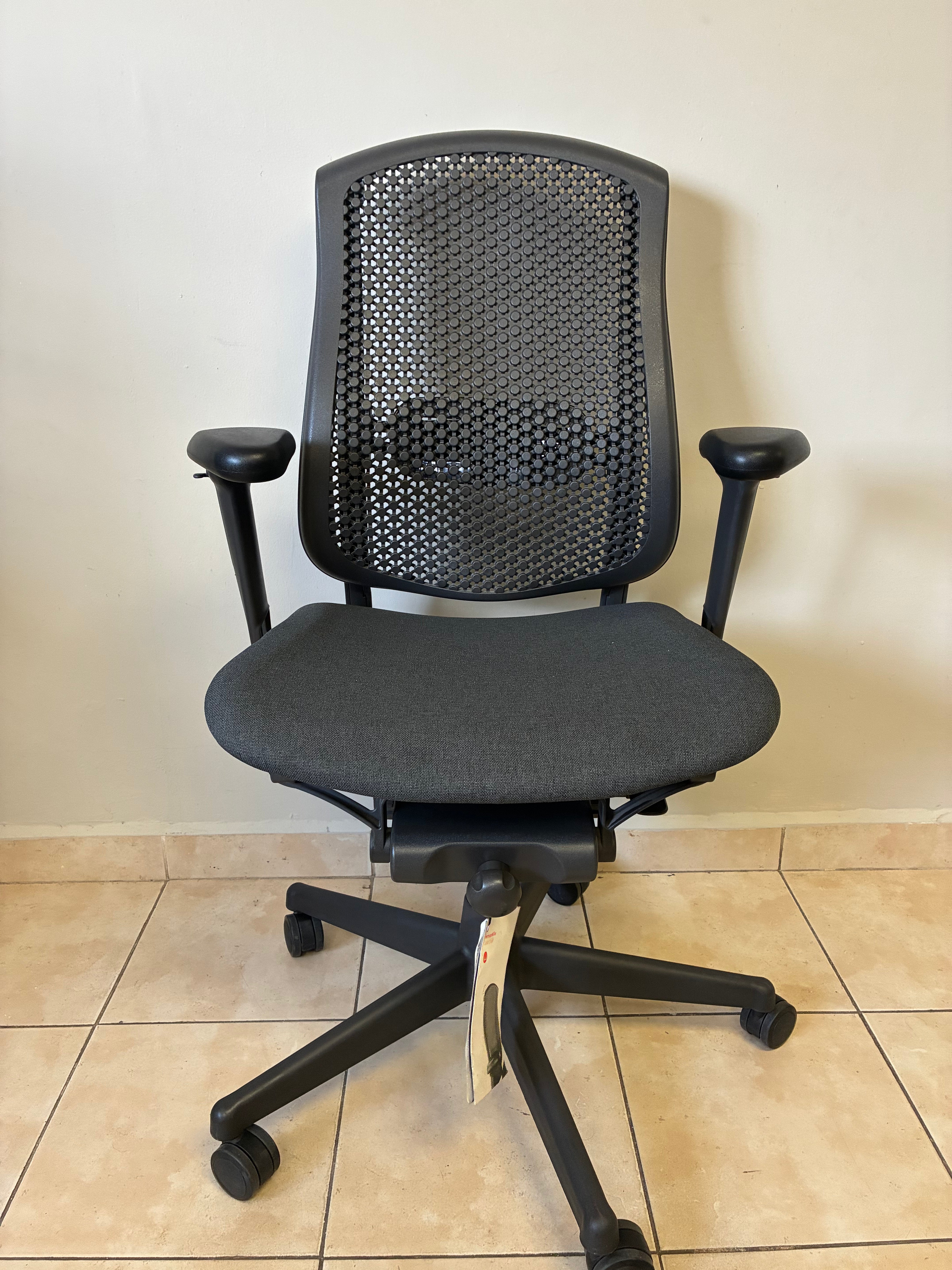 Silla de oficina Herman Miller Celle, color negro, con respaldo de malla y asiento de tela, vista frontal.