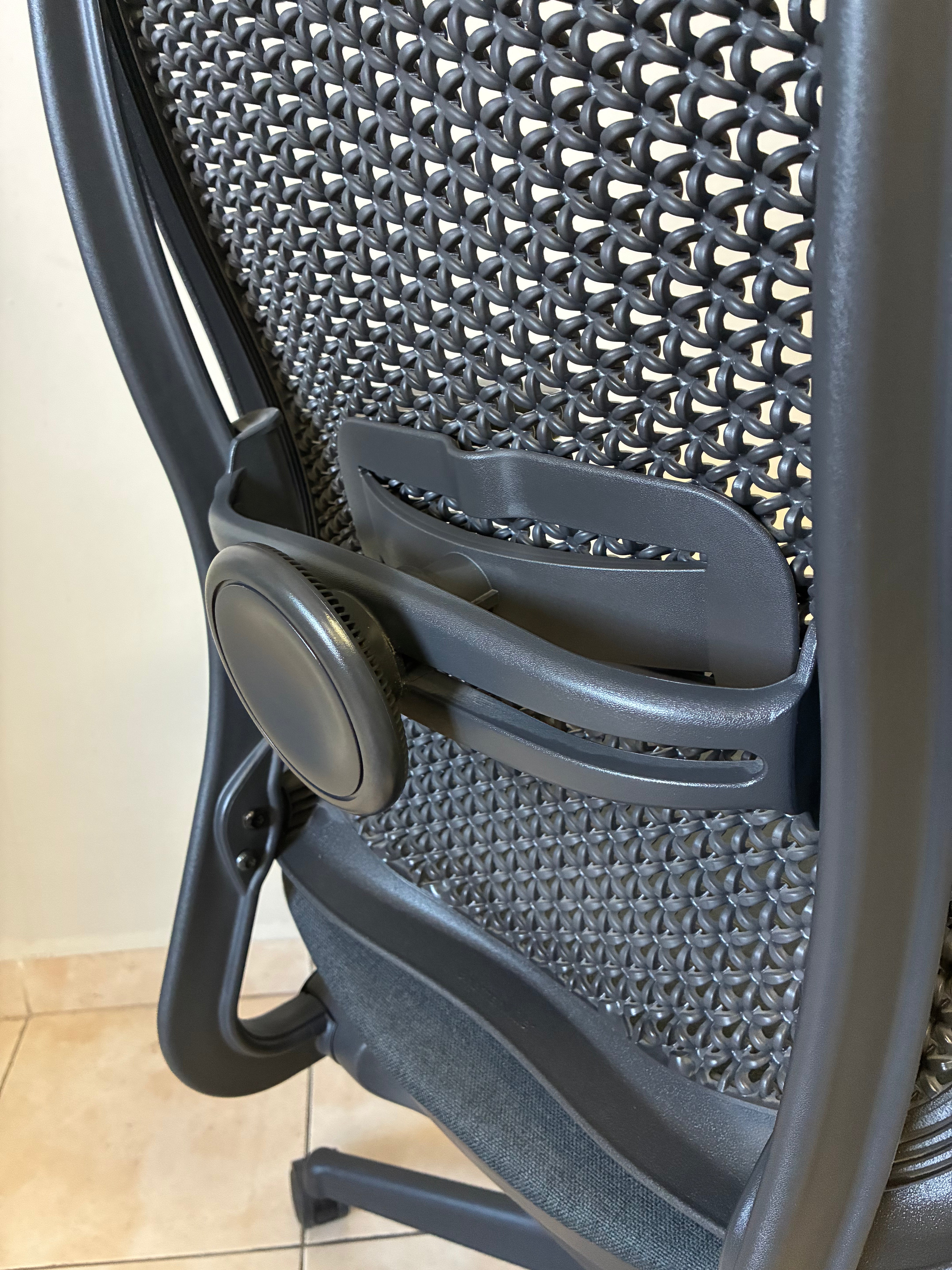 Silla de oficina Herman Miller Celle Equipada, color grafito, vista trasera de la malla y el soporte lumbar.