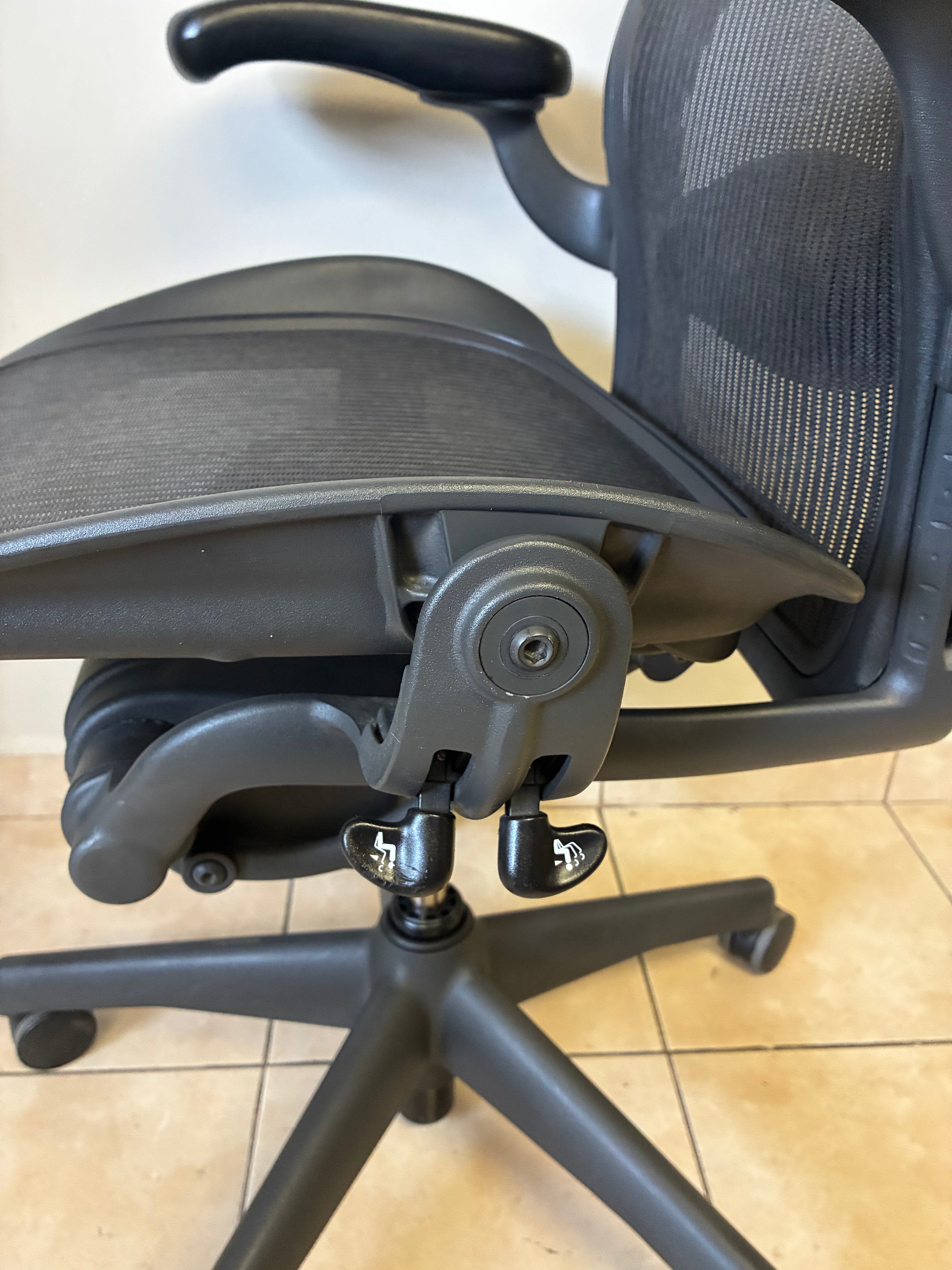 Silla Herman Miller Aeron Classic Talla C Equipada con Brazos Ajustables