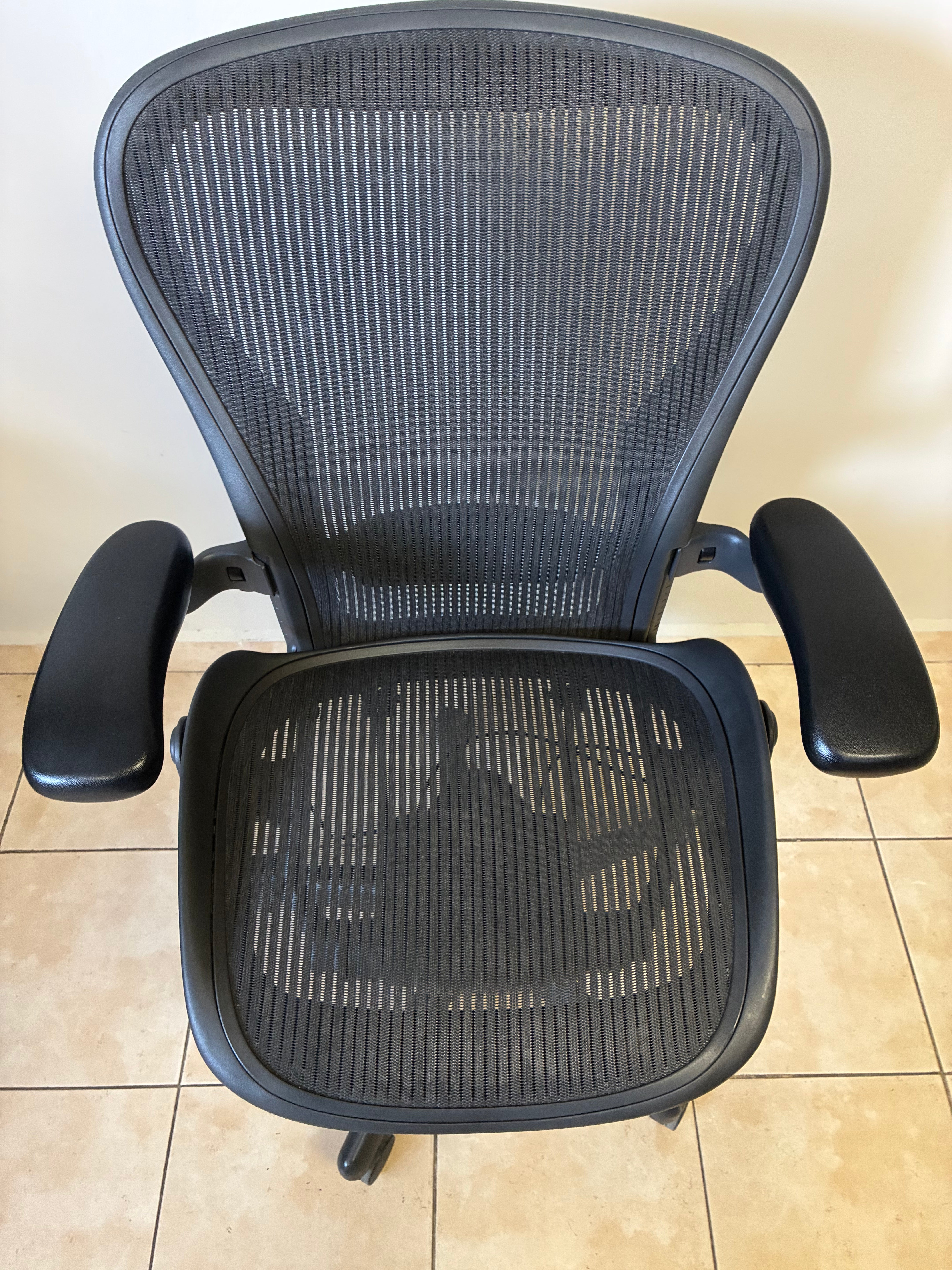 Silla Herman Miller Aeron Classic Talla C Equipada con Brazos Ajustables