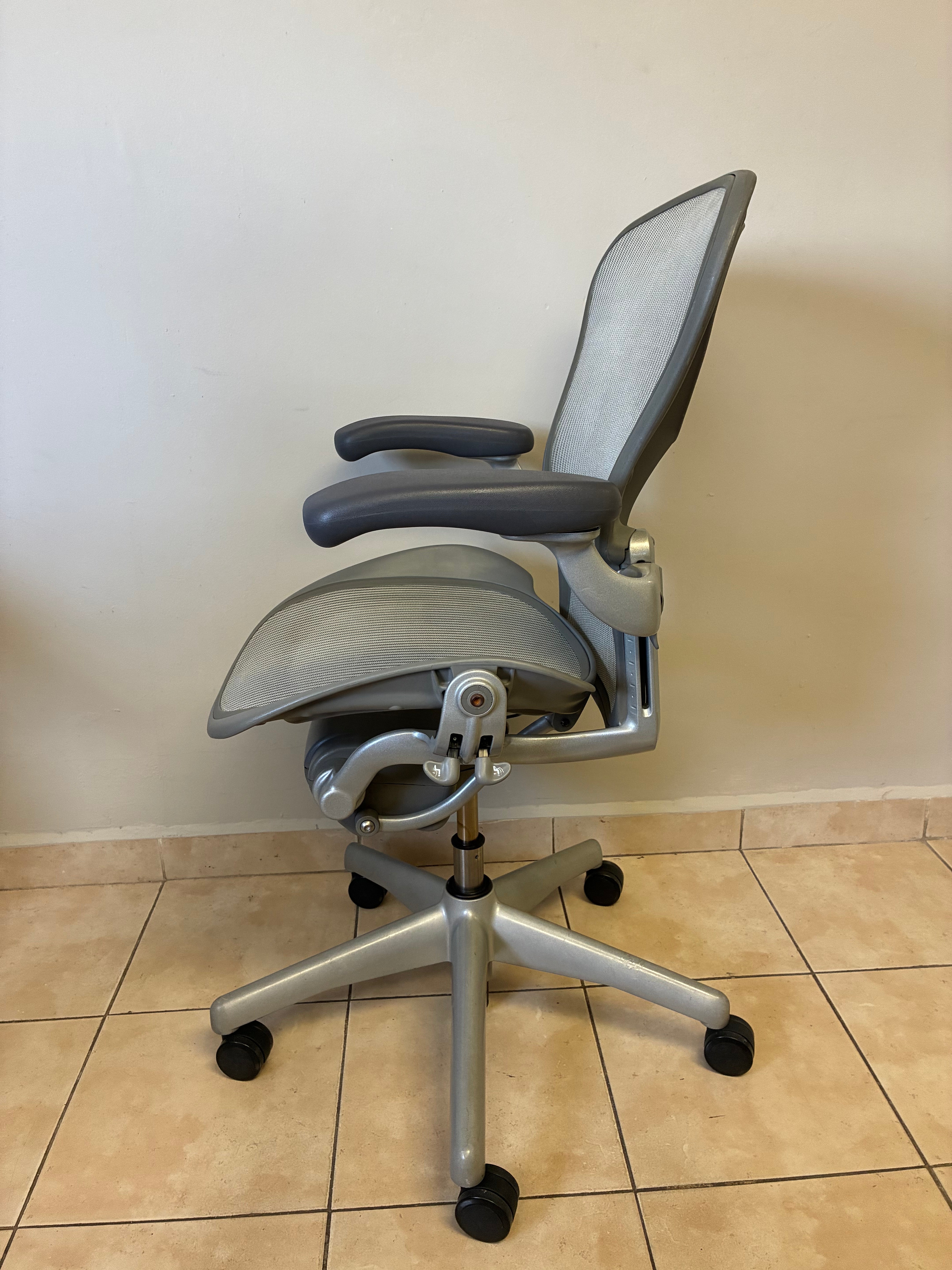 Silla Herman Miller Aeron Classic Gris Talla B Equipada con Brazos Ajustables