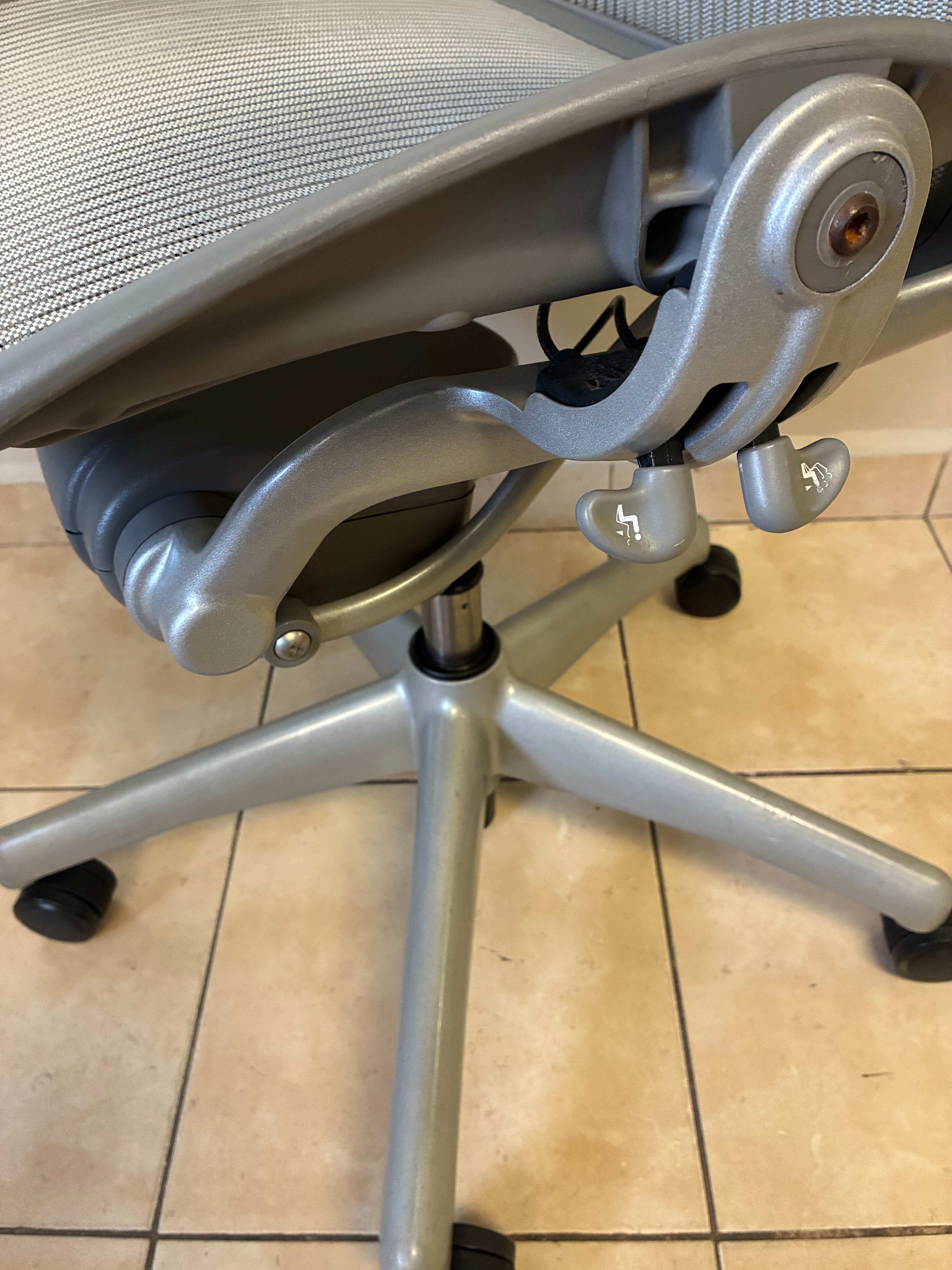 Silla Herman Miller Aeron Classic Gris Talla B Equipada con Brazos Ajustables