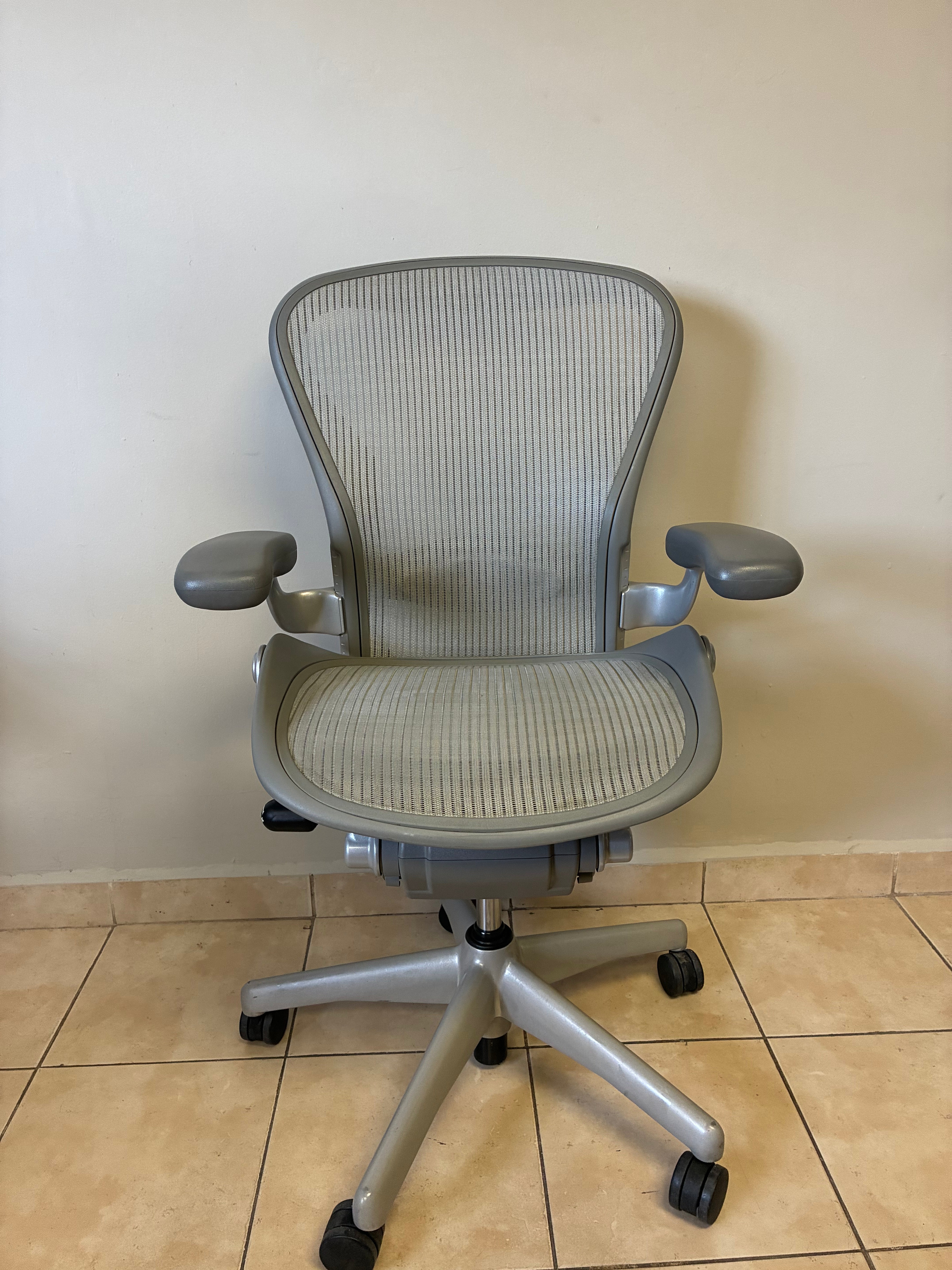 Silla Herman Miller Aeron Classic Gris Talla B con Bloqueo