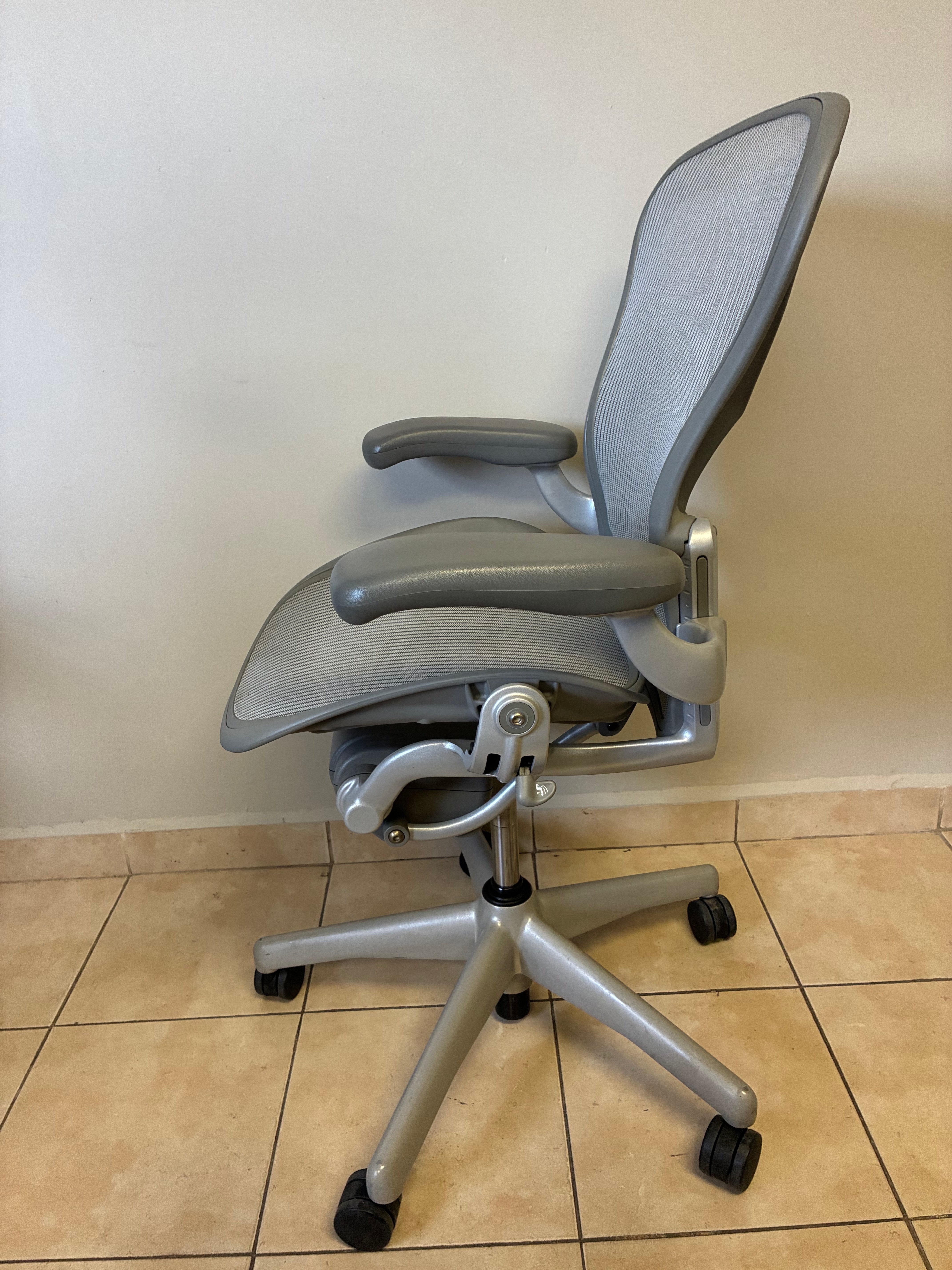 Silla Herman Miller Aeron Classic Gris Talla B con Bloqueo