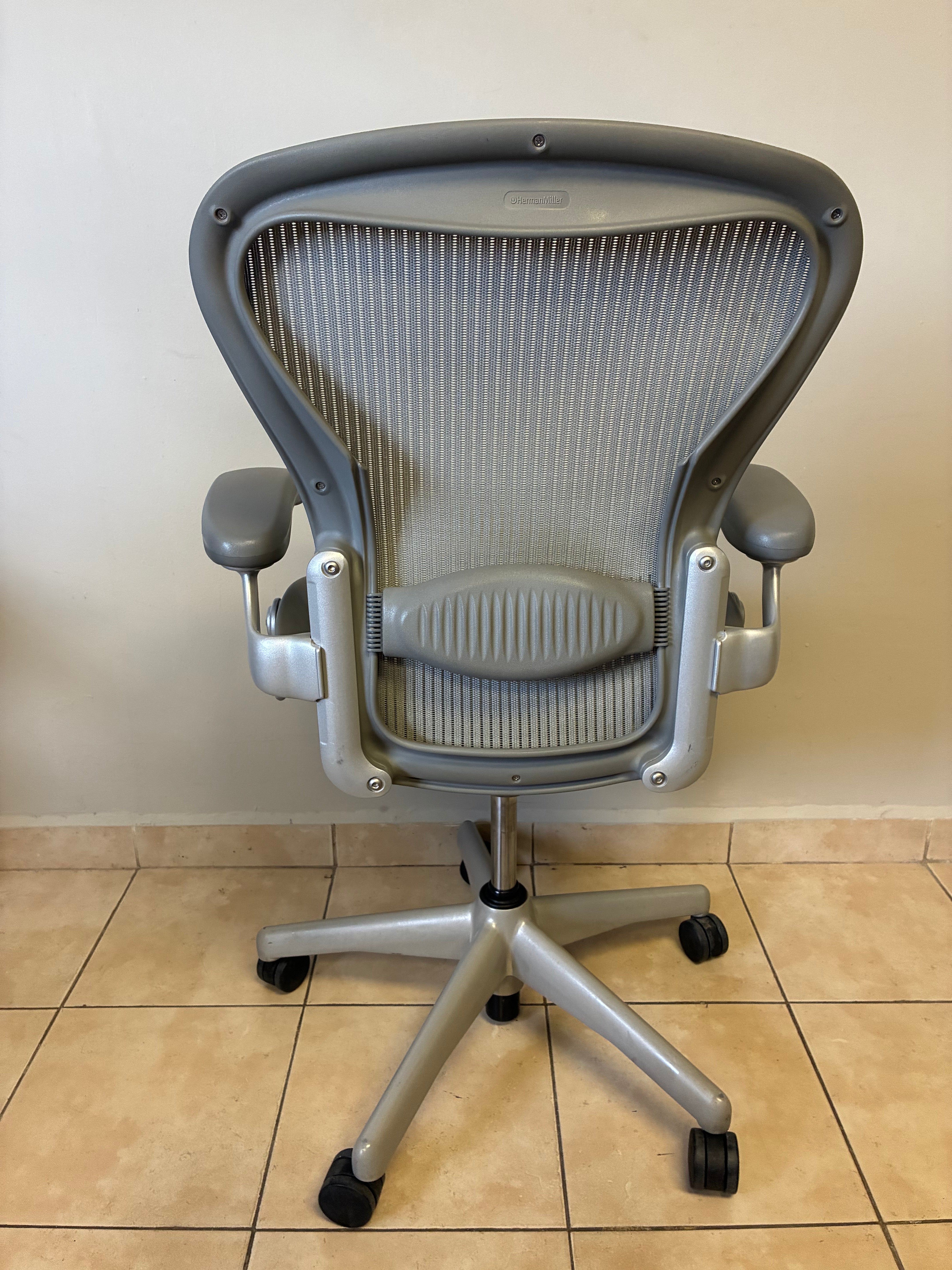 Silla Herman Miller Aeron Classic Gris Talla B con Bloqueo