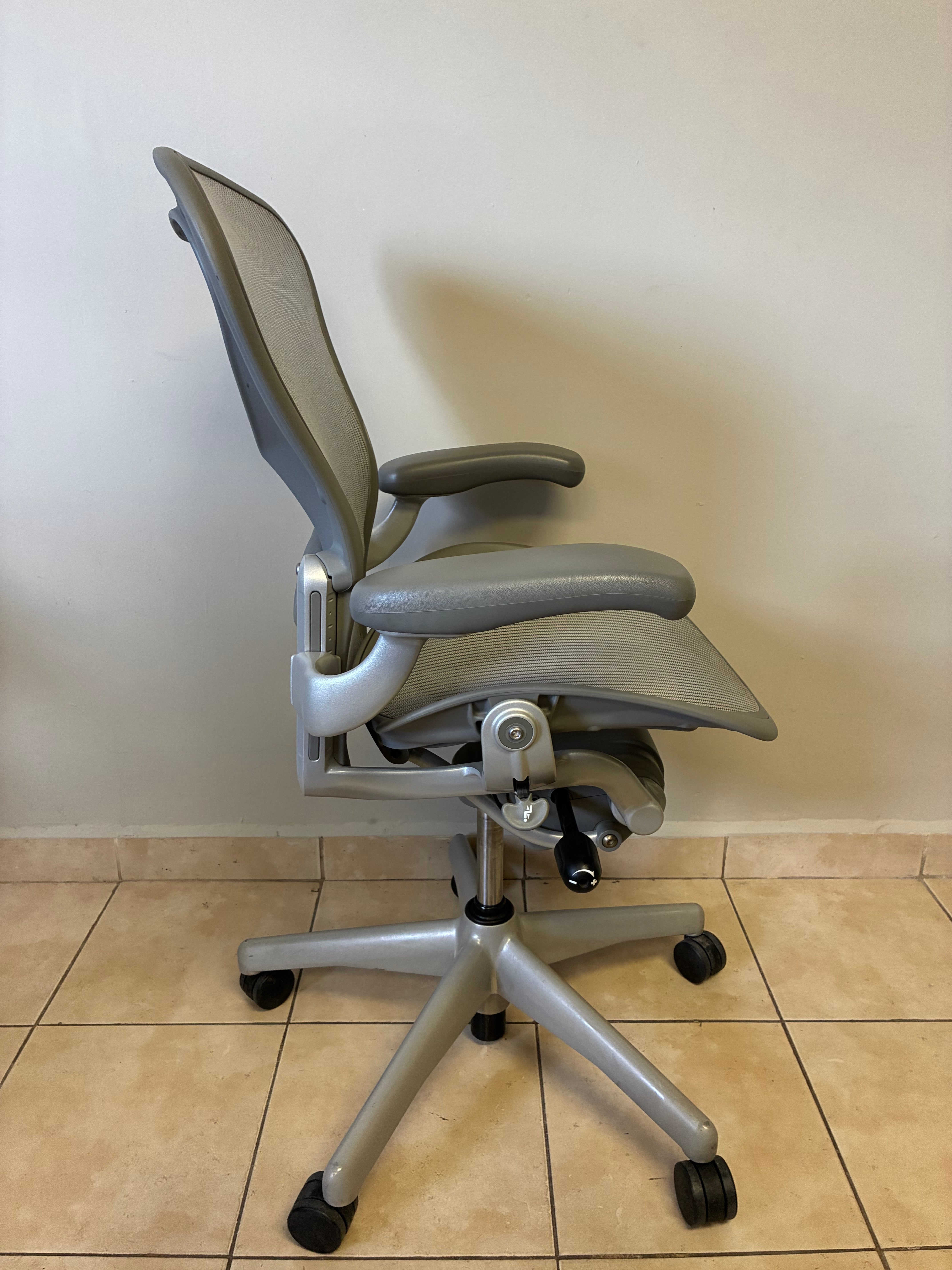 Silla Herman Miller Aeron Classic Gris Talla B con Bloqueo