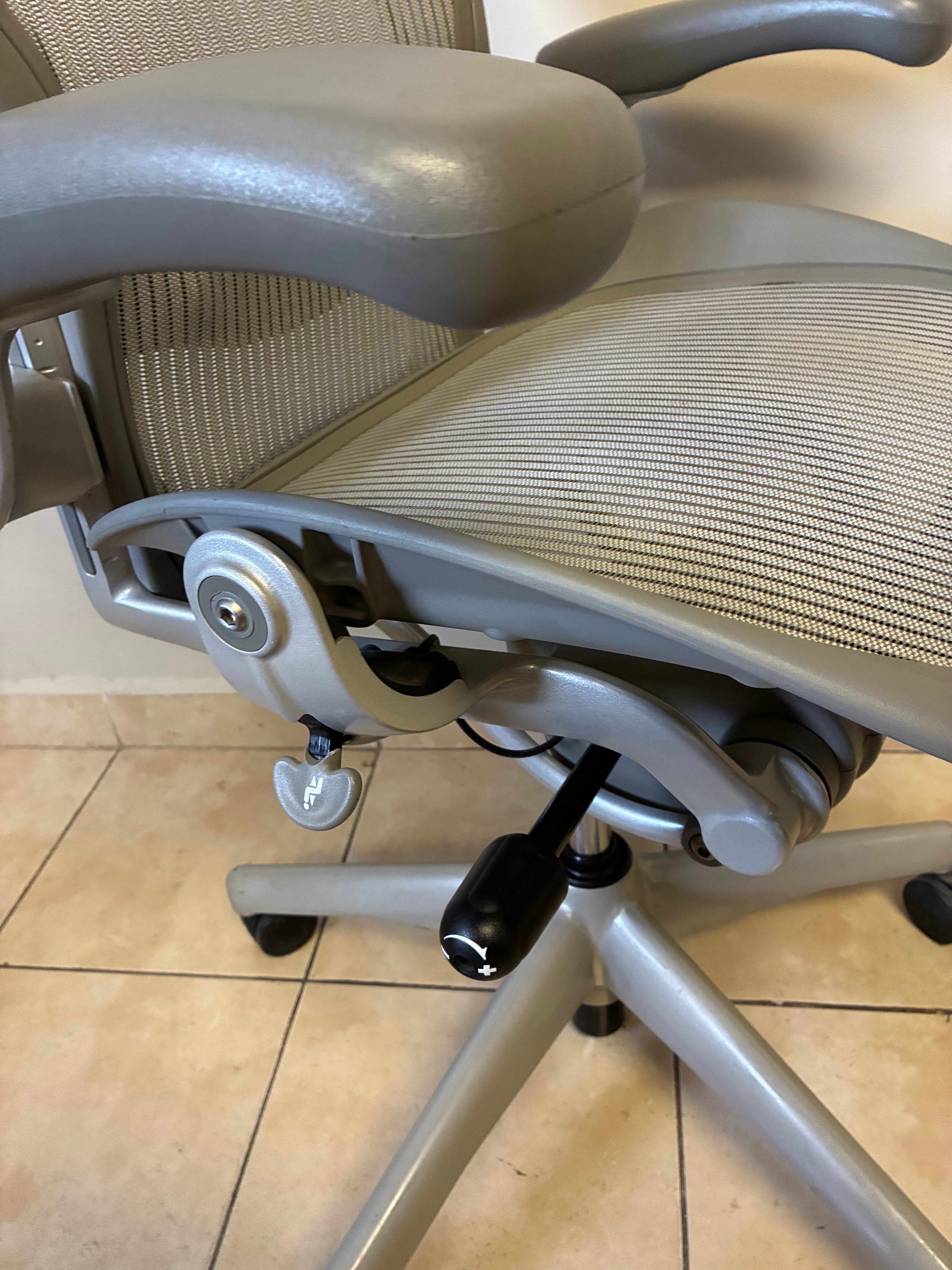 Silla Herman Miller Aeron Classic Gris Talla B con Bloqueo