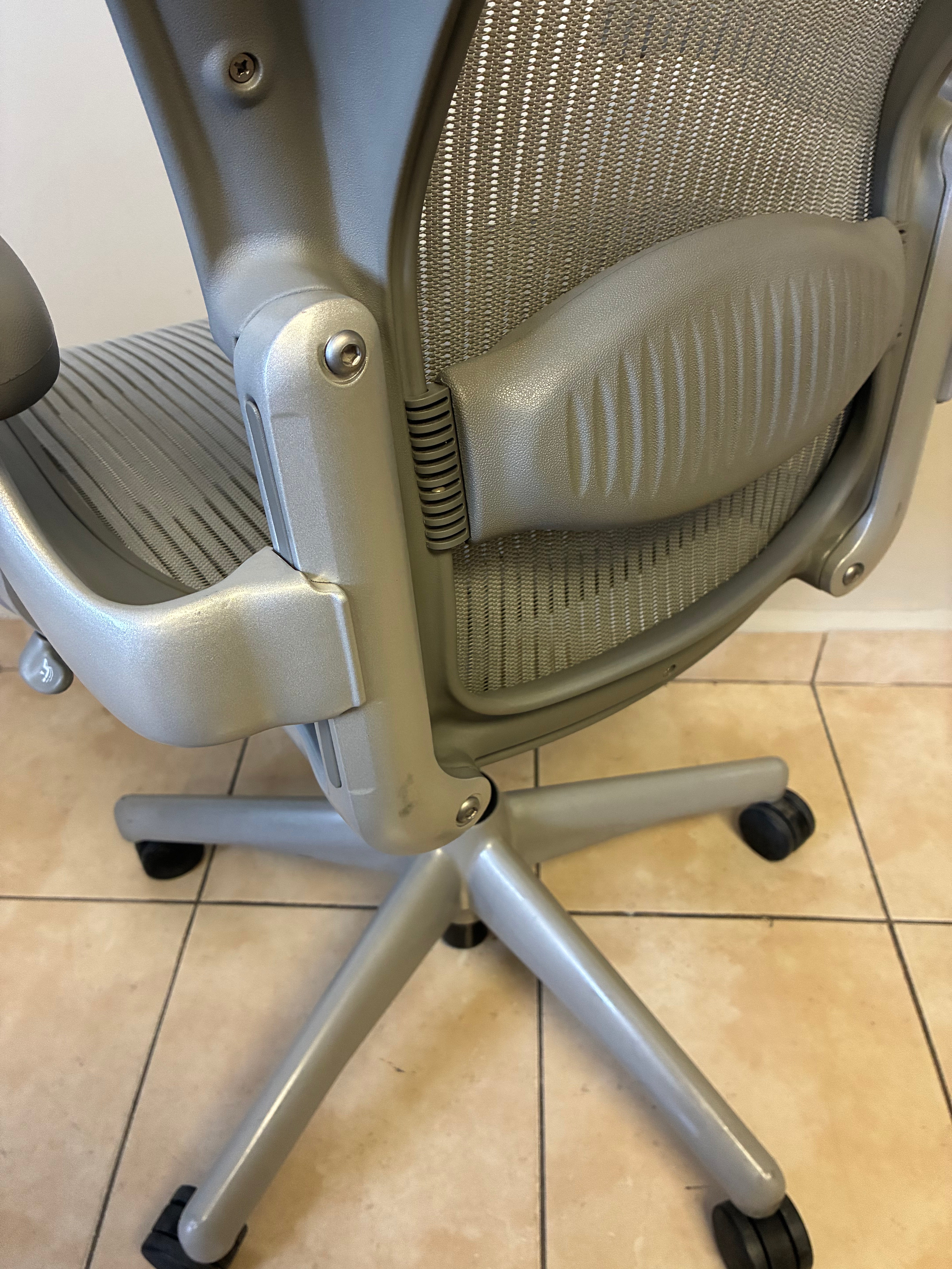 Silla Herman Miller Aeron Classic Gris Talla B con Bloqueo