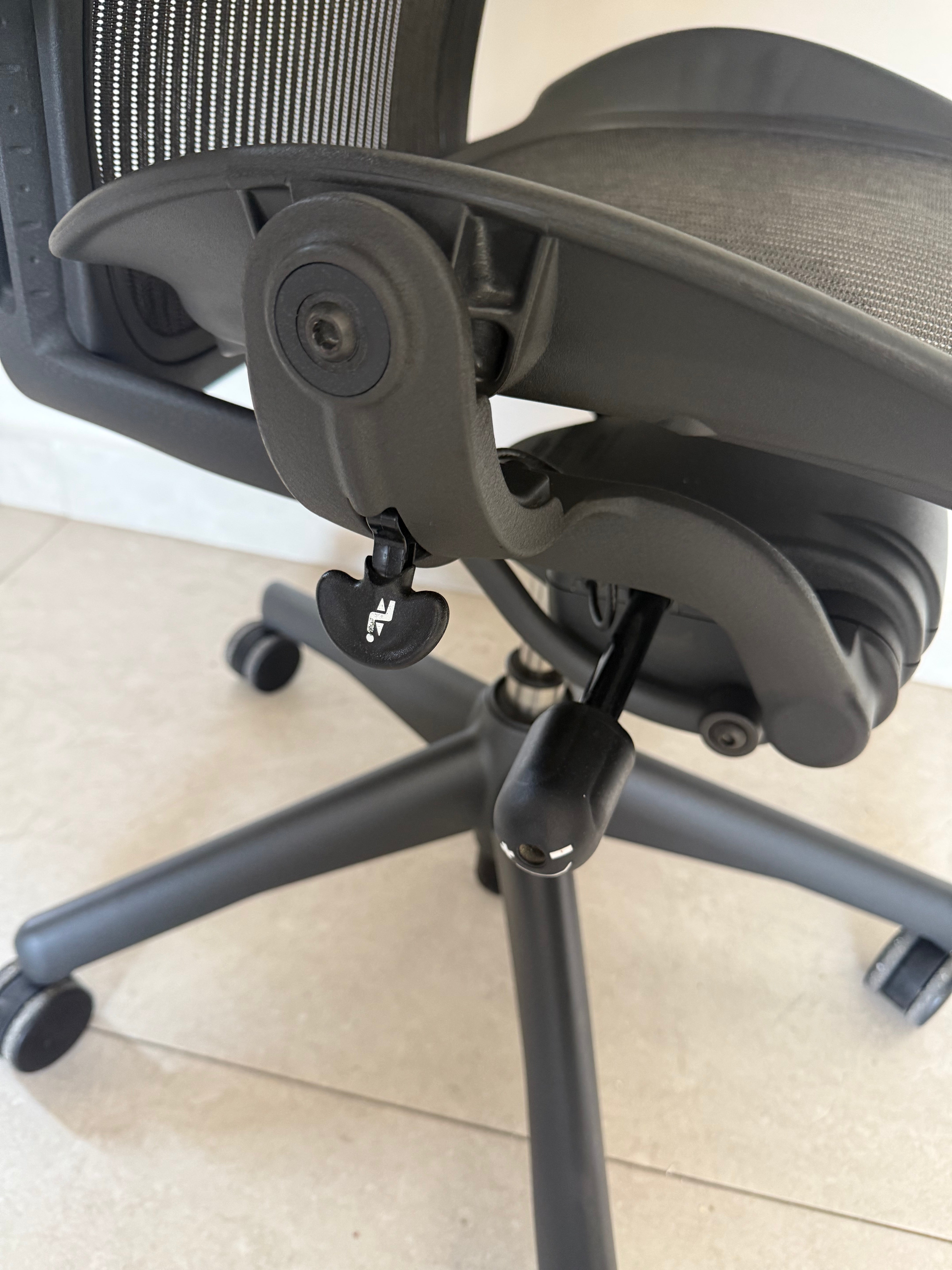 Aeron Herman Miller Classic Grafito B Equipada - Preowned