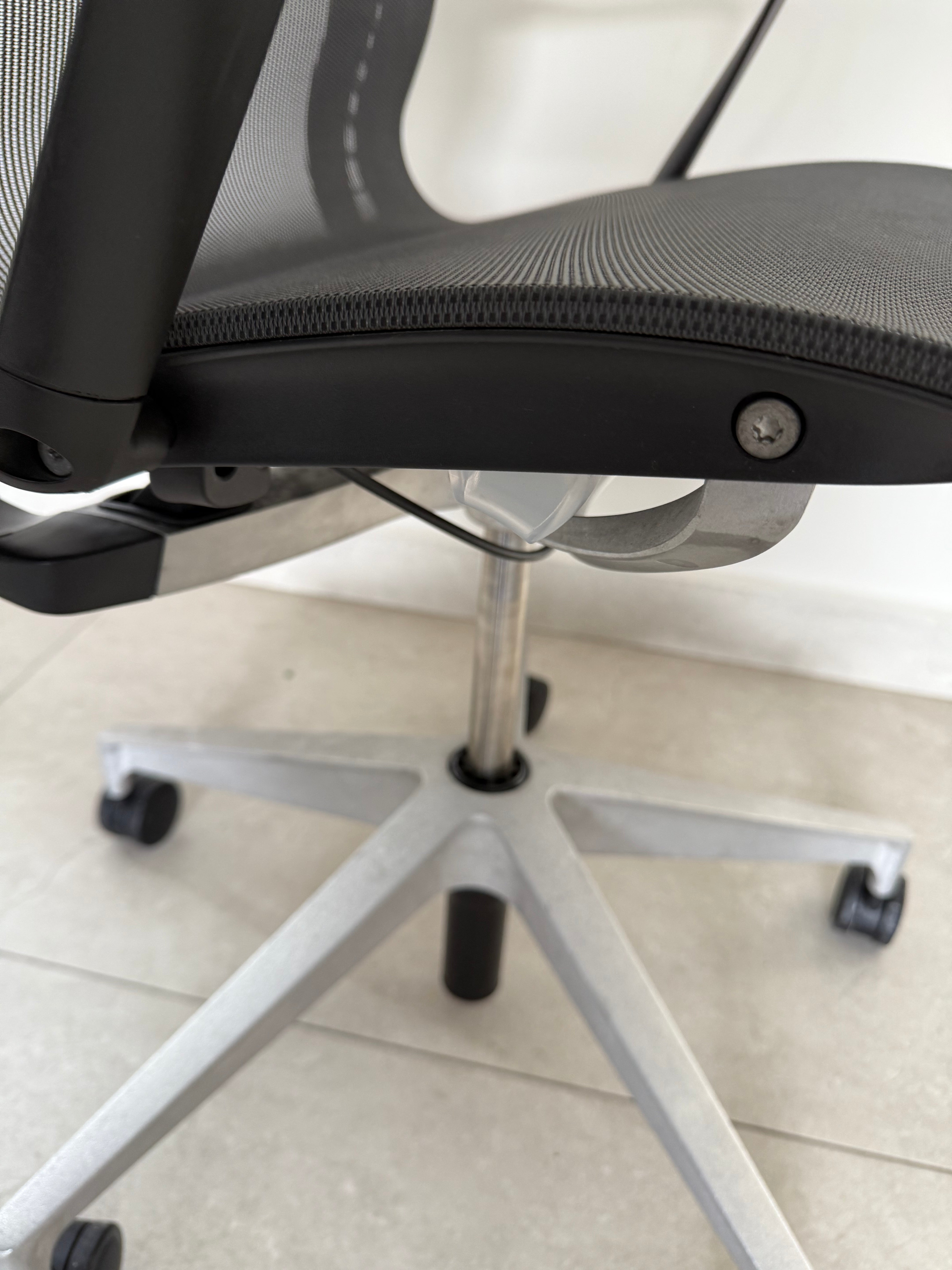 Silla Setu Gris Herman Miller de exhibicion