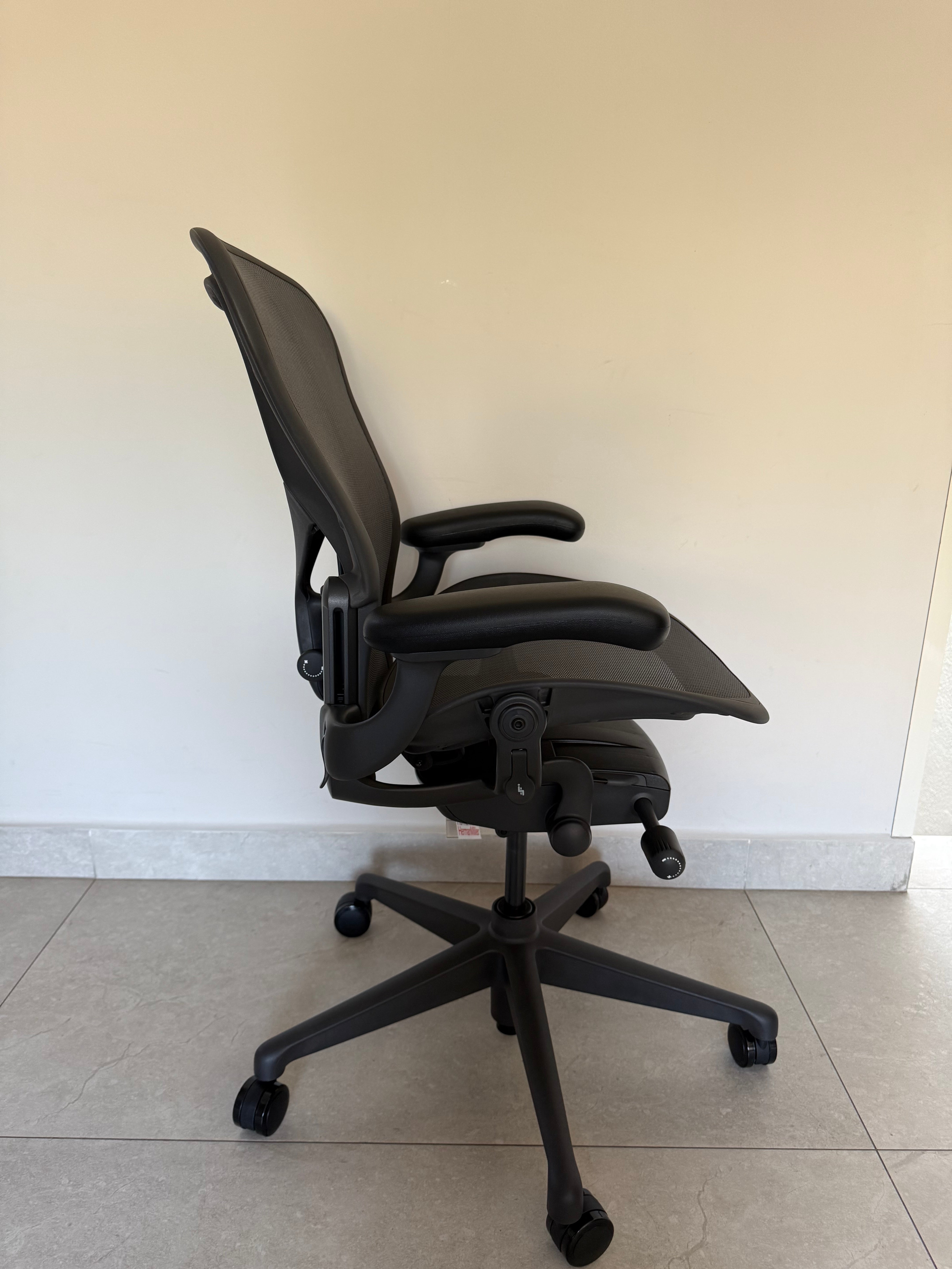 Aeron Herman Miller B Grafito Equipada - Nueva