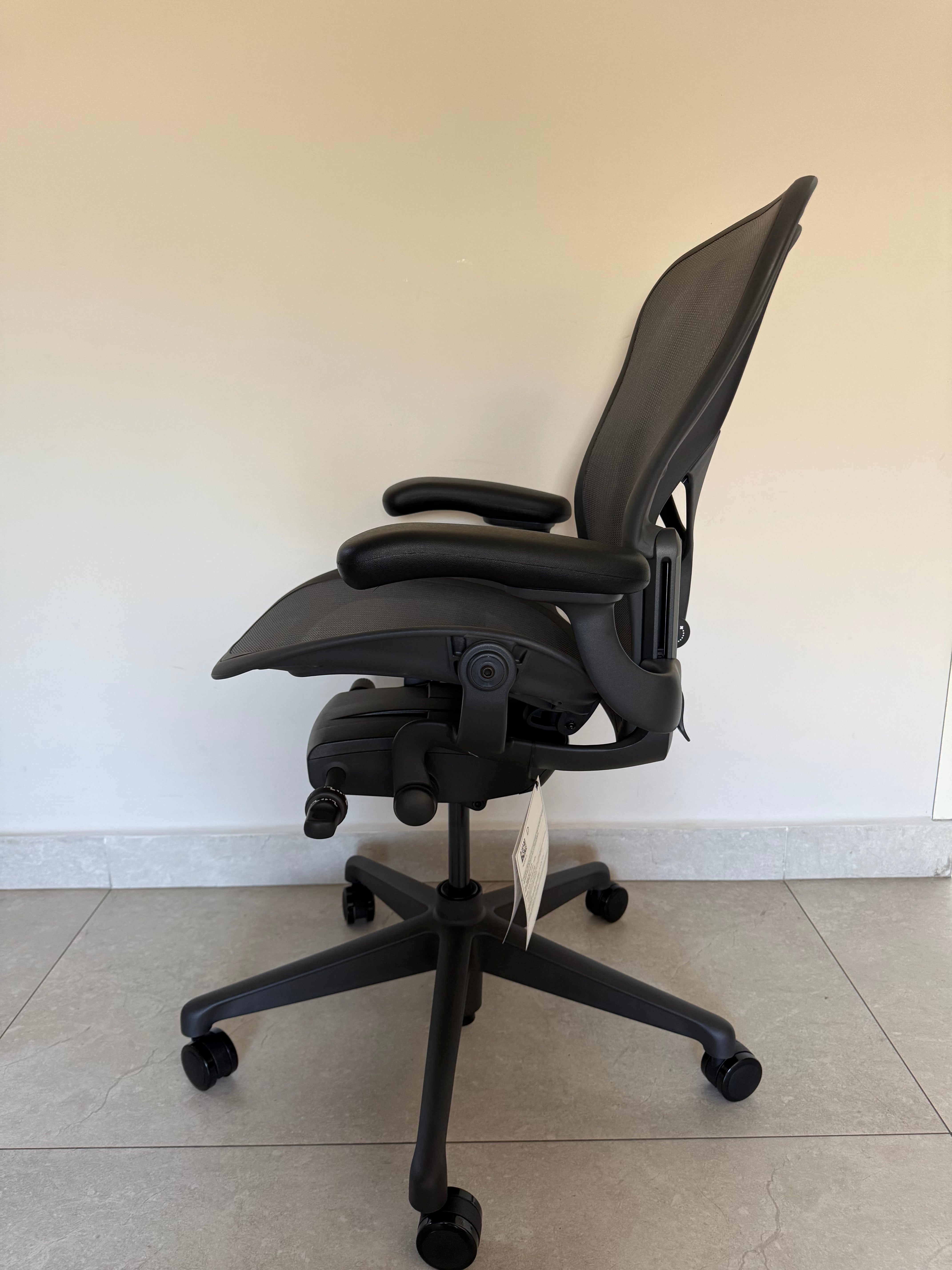 Aeron Herman Miller B Grafito Equipada - Nueva