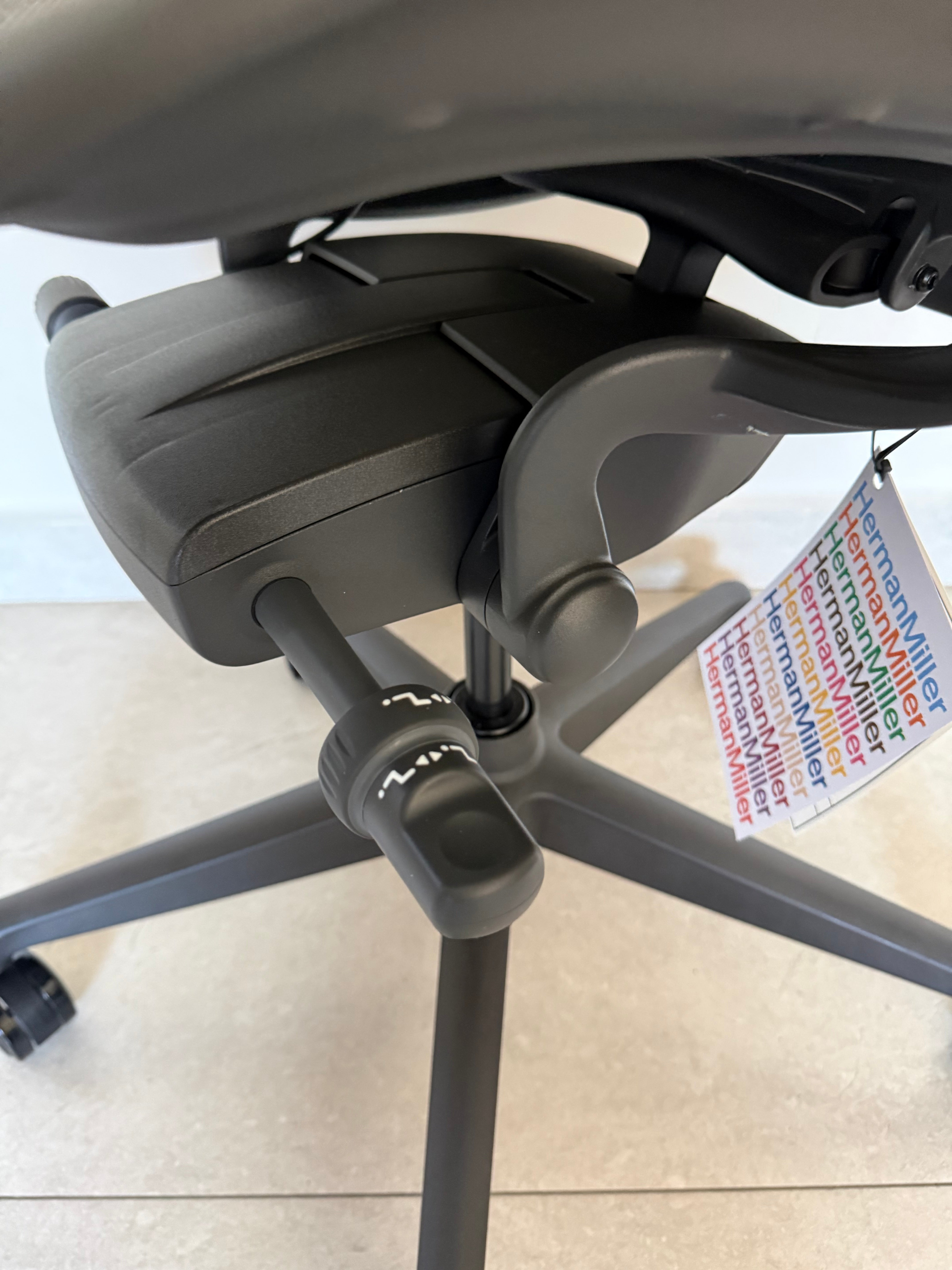 Aeron Herman Miller B Grafito Equipada - Nueva