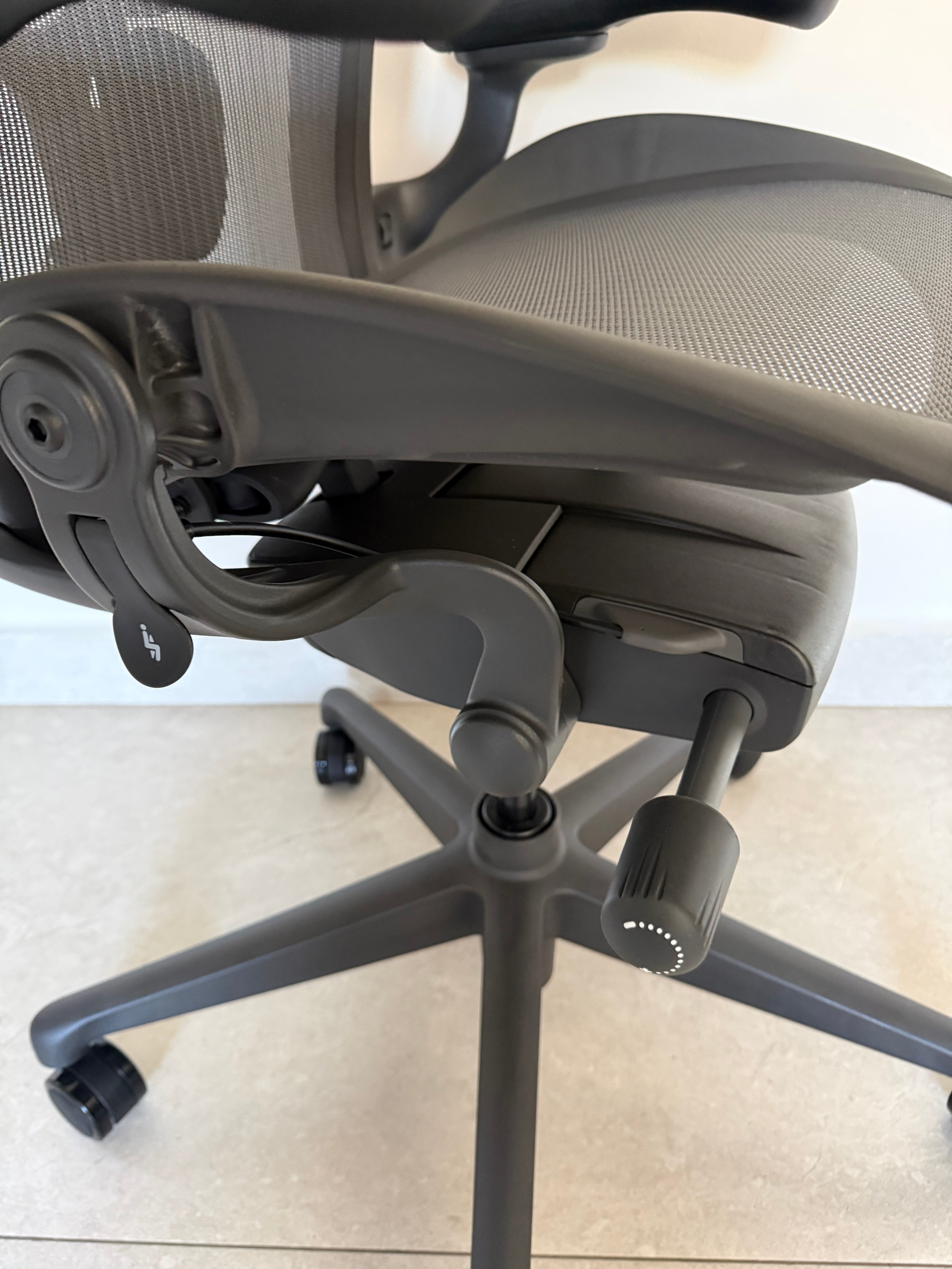 Aeron Herman Miller B Grafito Equipada - Nueva