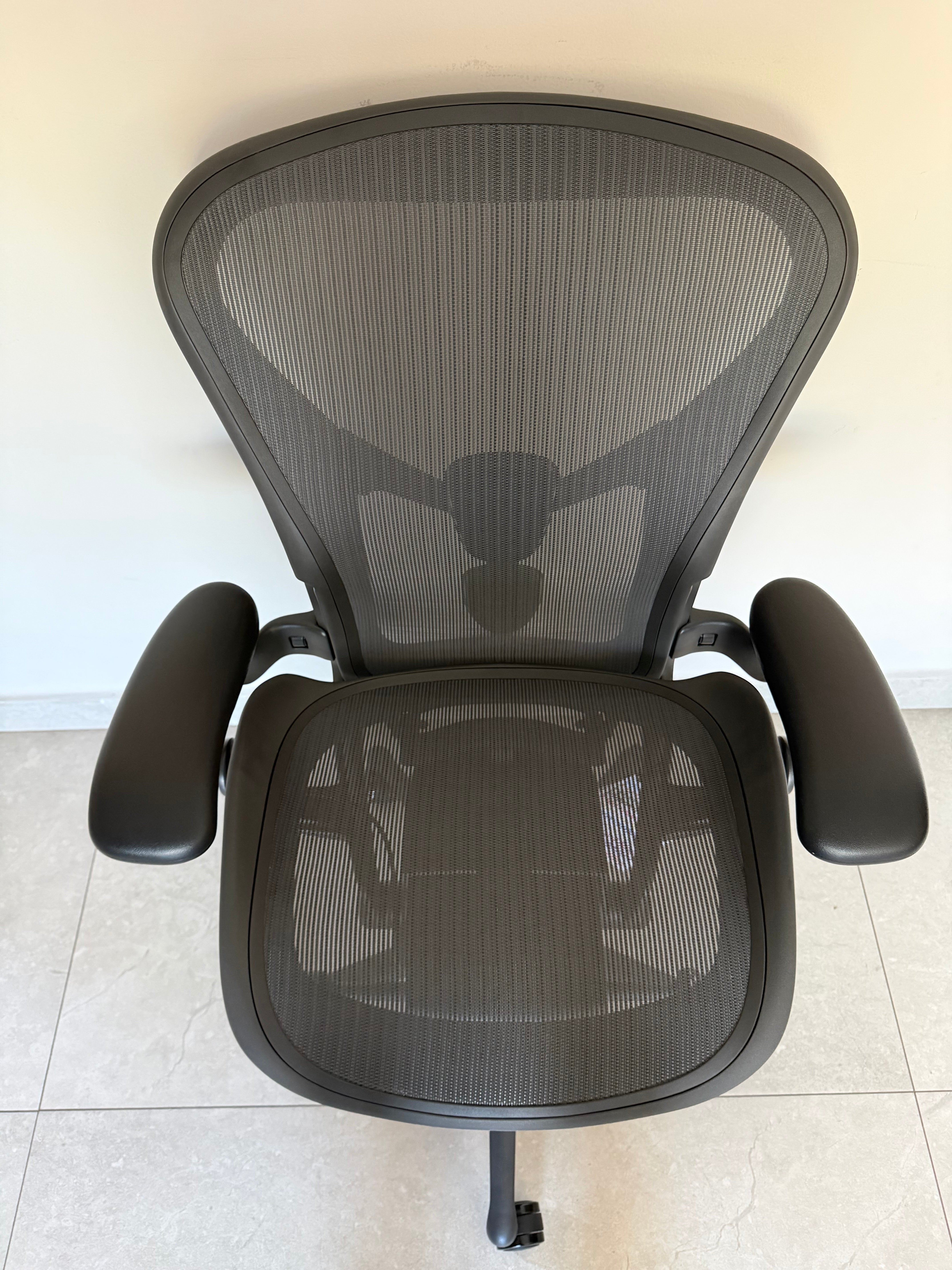 Aeron Herman Miller B Grafito Equipada - Nueva