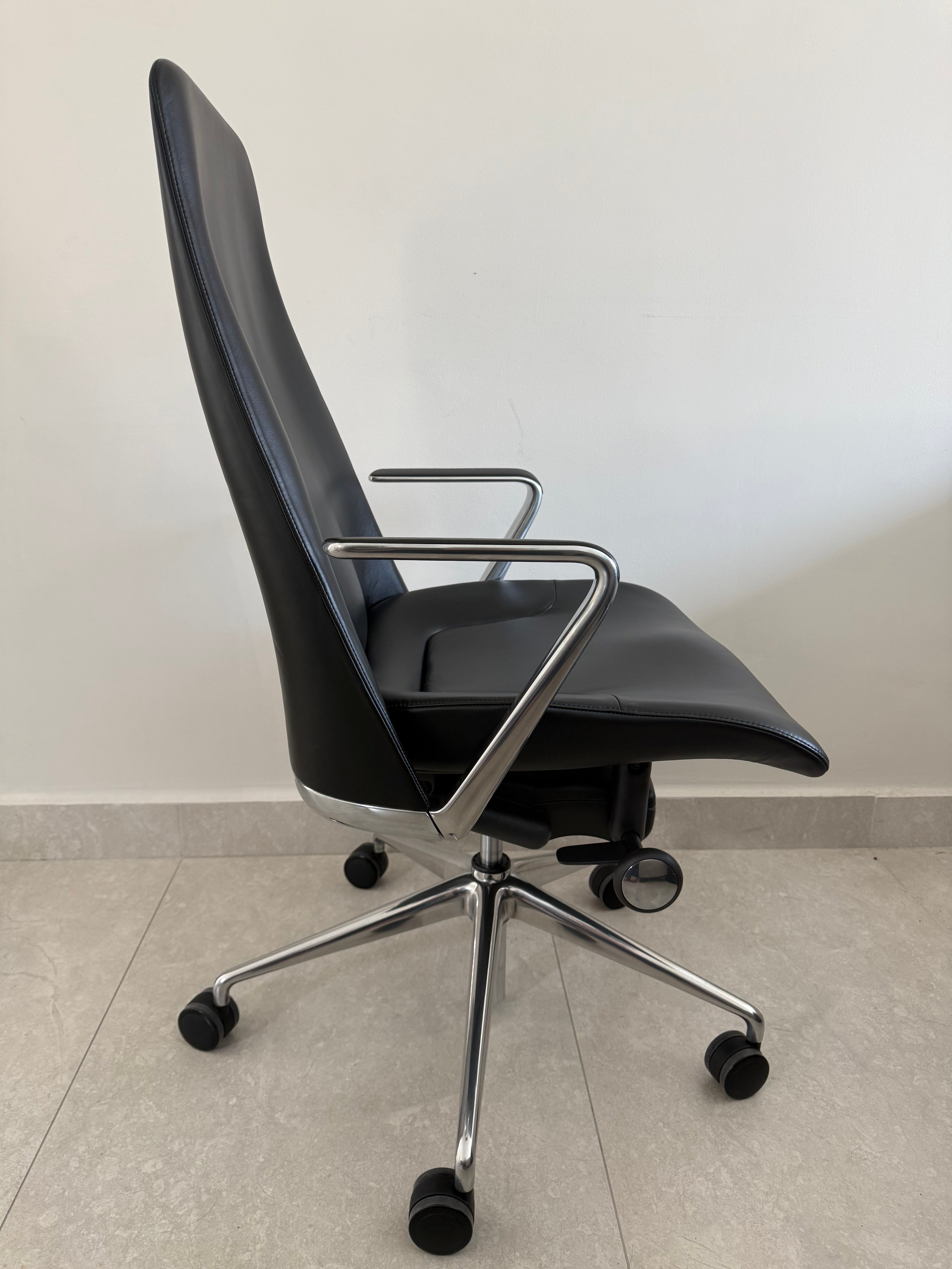 Taper Piel Negra Marca Geiger - Exhibición