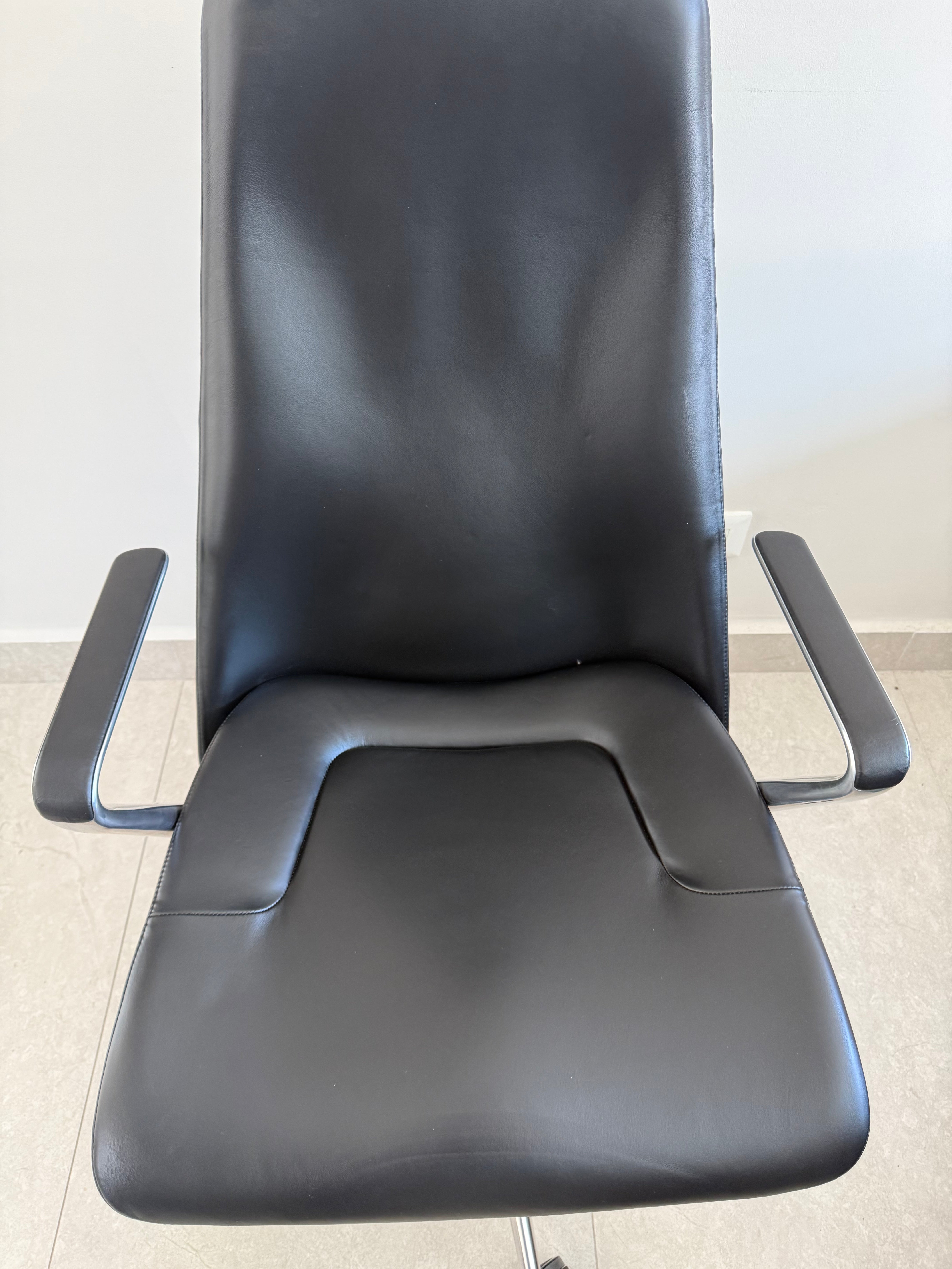 Taper Piel Negra Marca Geiger - Exhibición