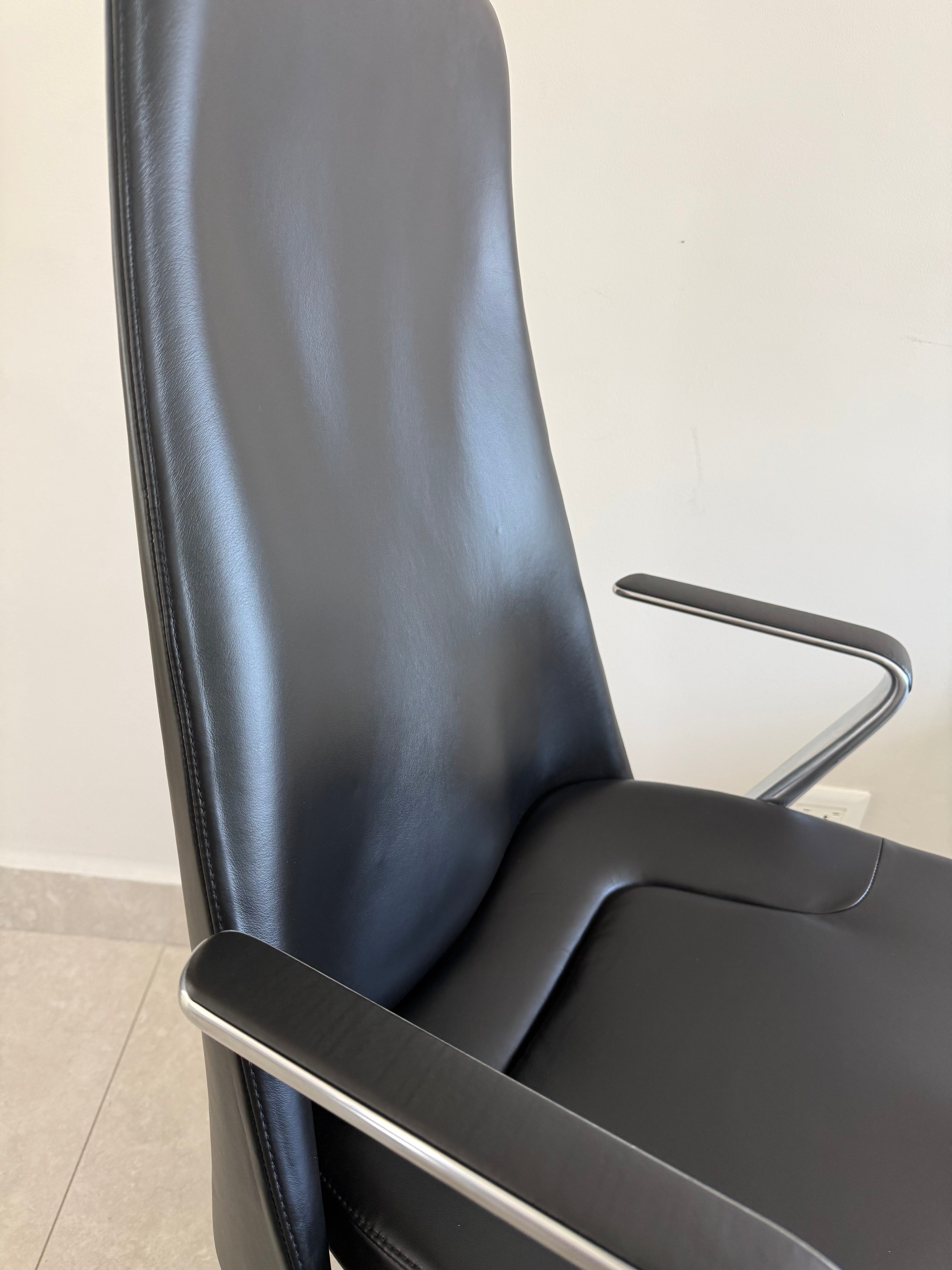 Taper Piel Negra Marca Geiger - Exhibición