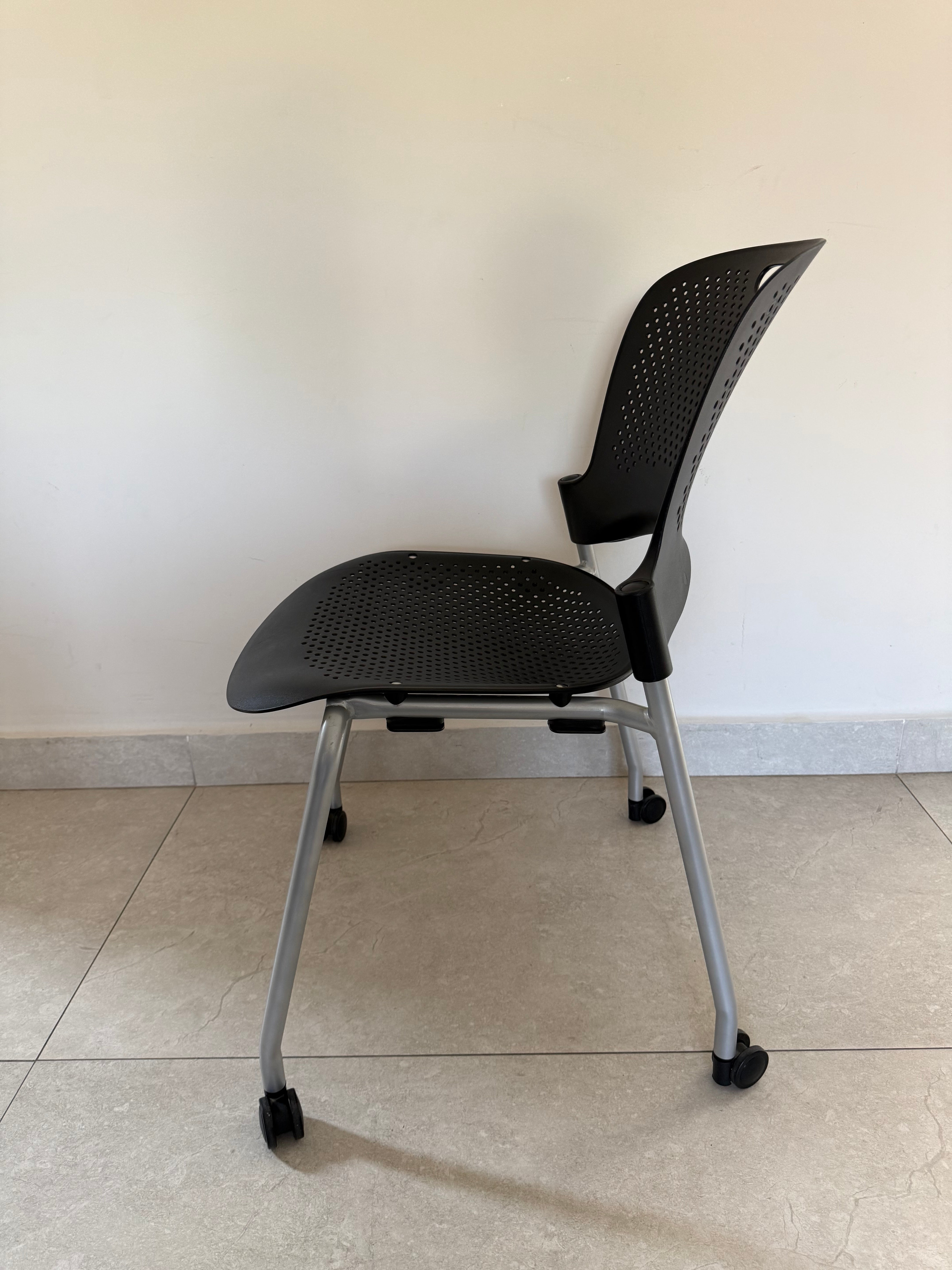 Silla Caper Negra Herman Miller de Exhibición