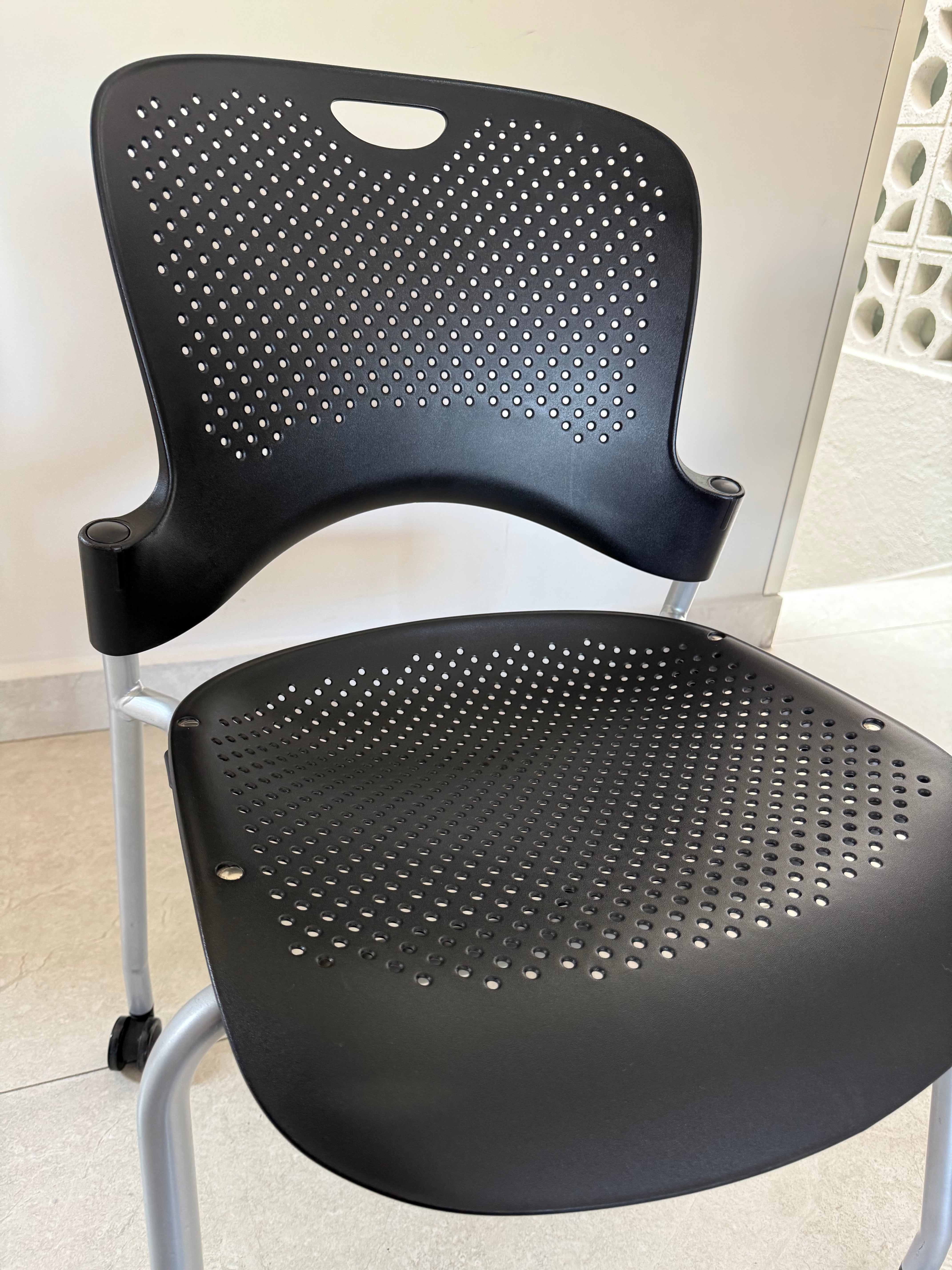 Silla Caper Negra Herman Miller de Exhibición