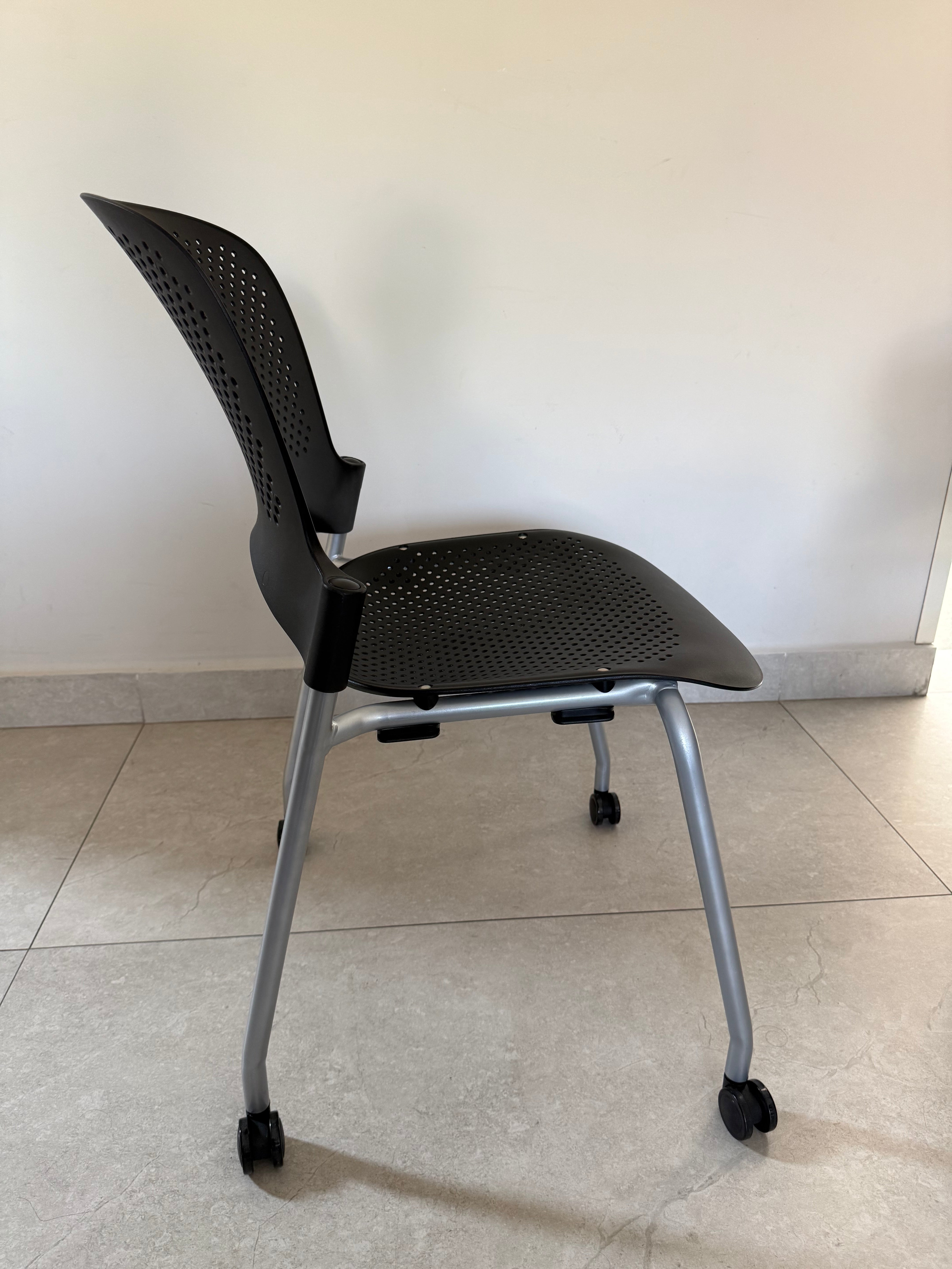 Silla Caper Negra Herman Miller de Exhibición