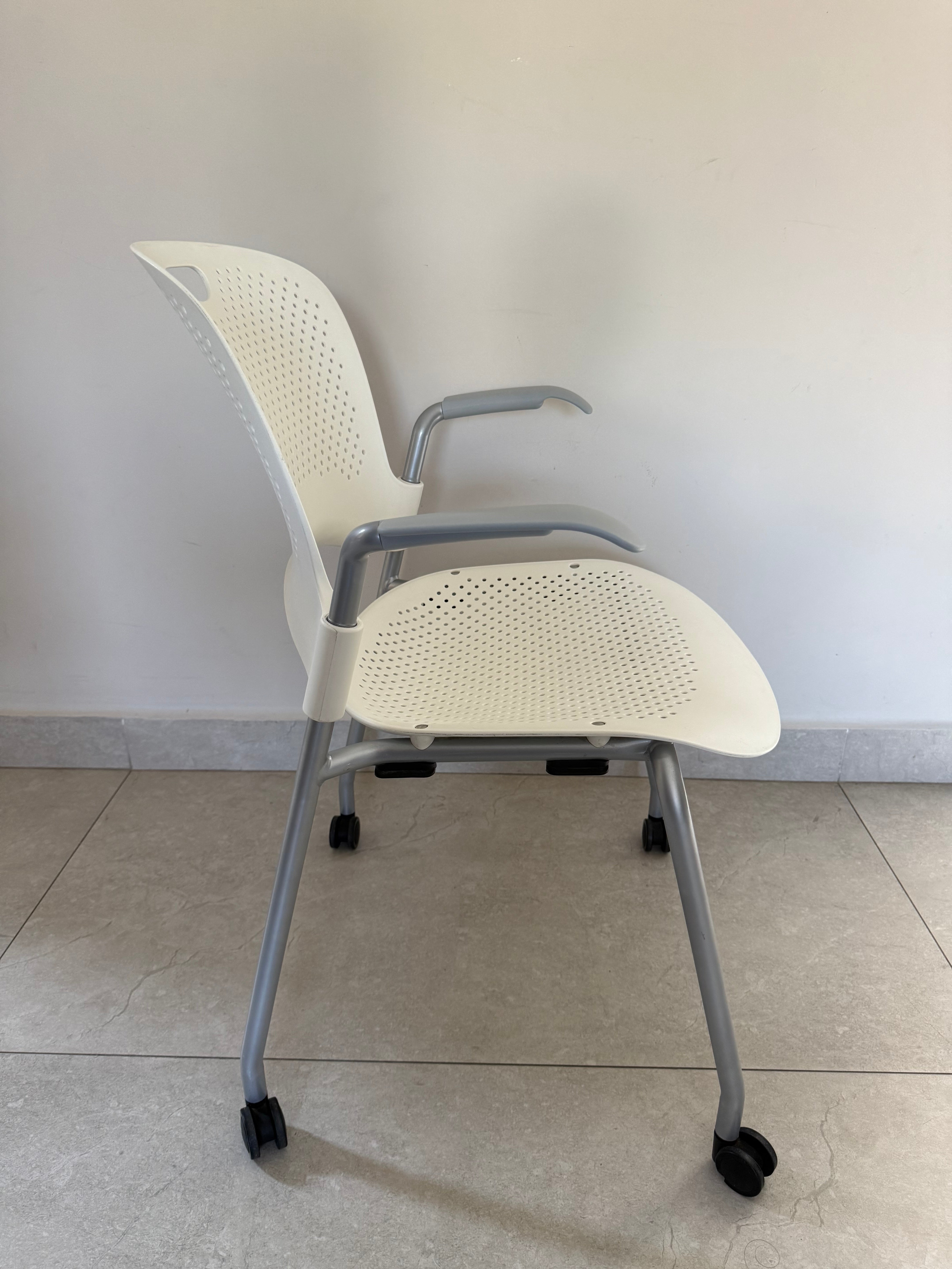 Silla Caper Blanca Herman Miller de Exhibición