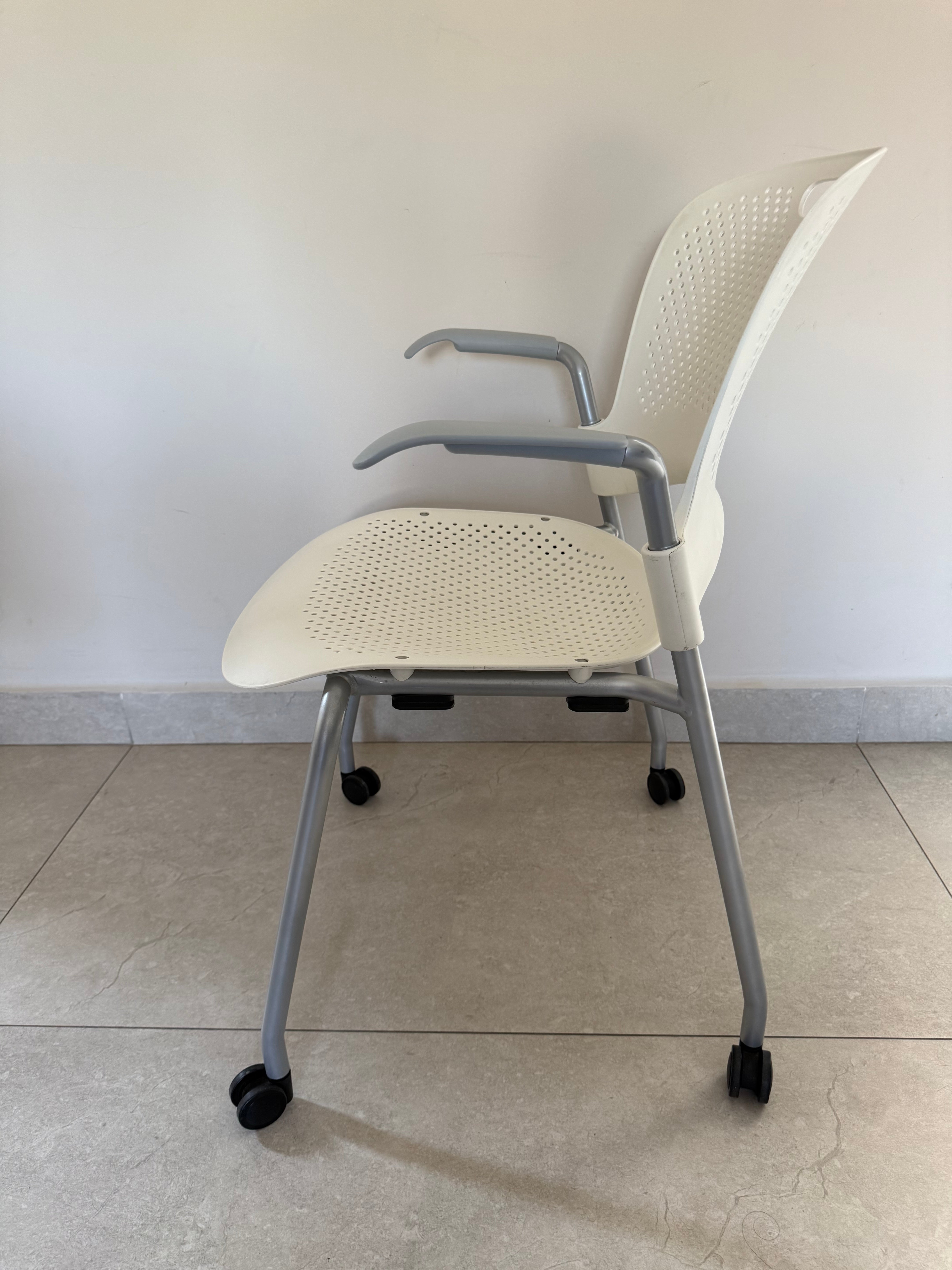 Silla Caper Blanca Herman Miller de Exhibición
