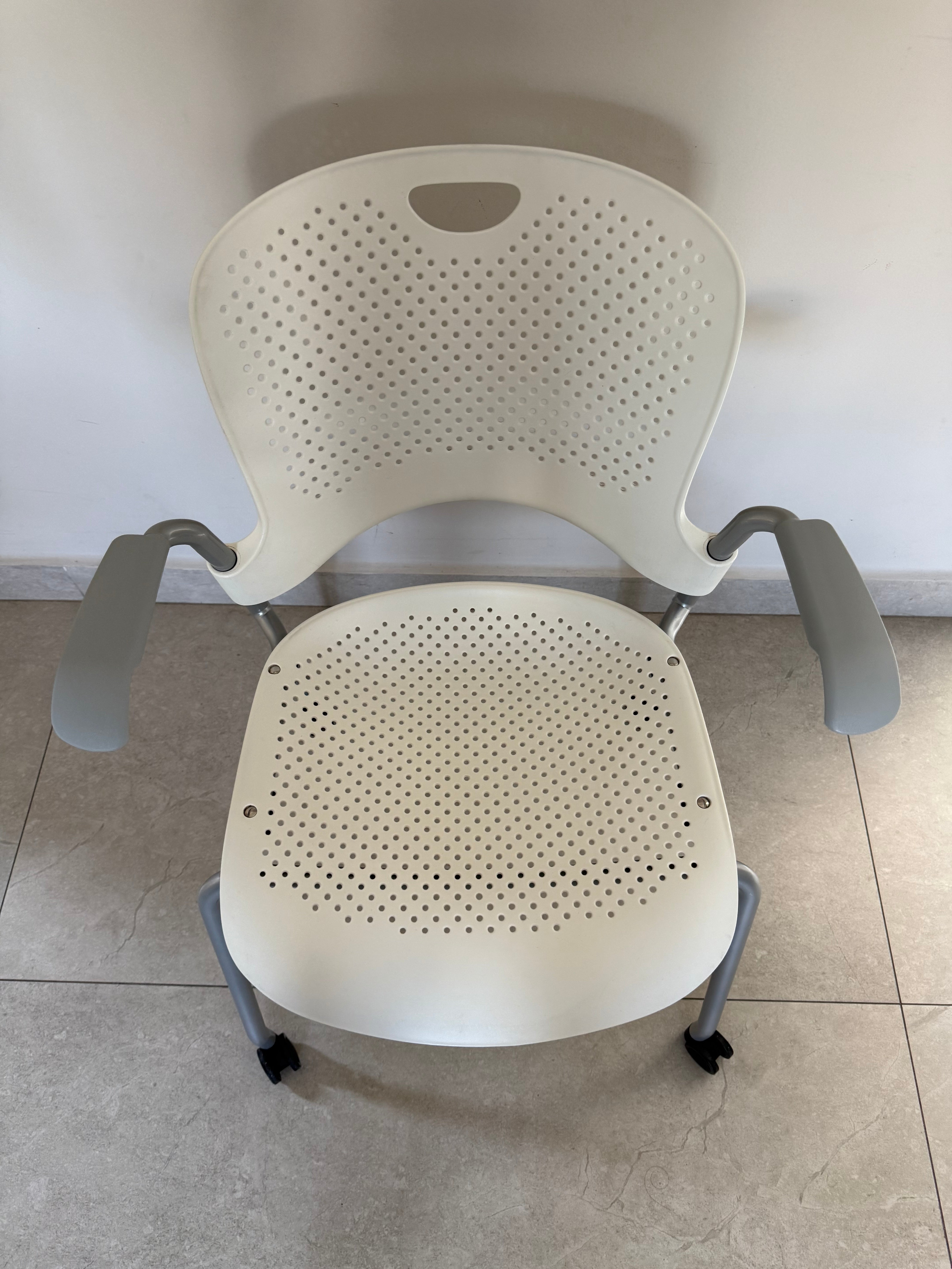 Silla Caper Blanca Herman Miller de Exhibición