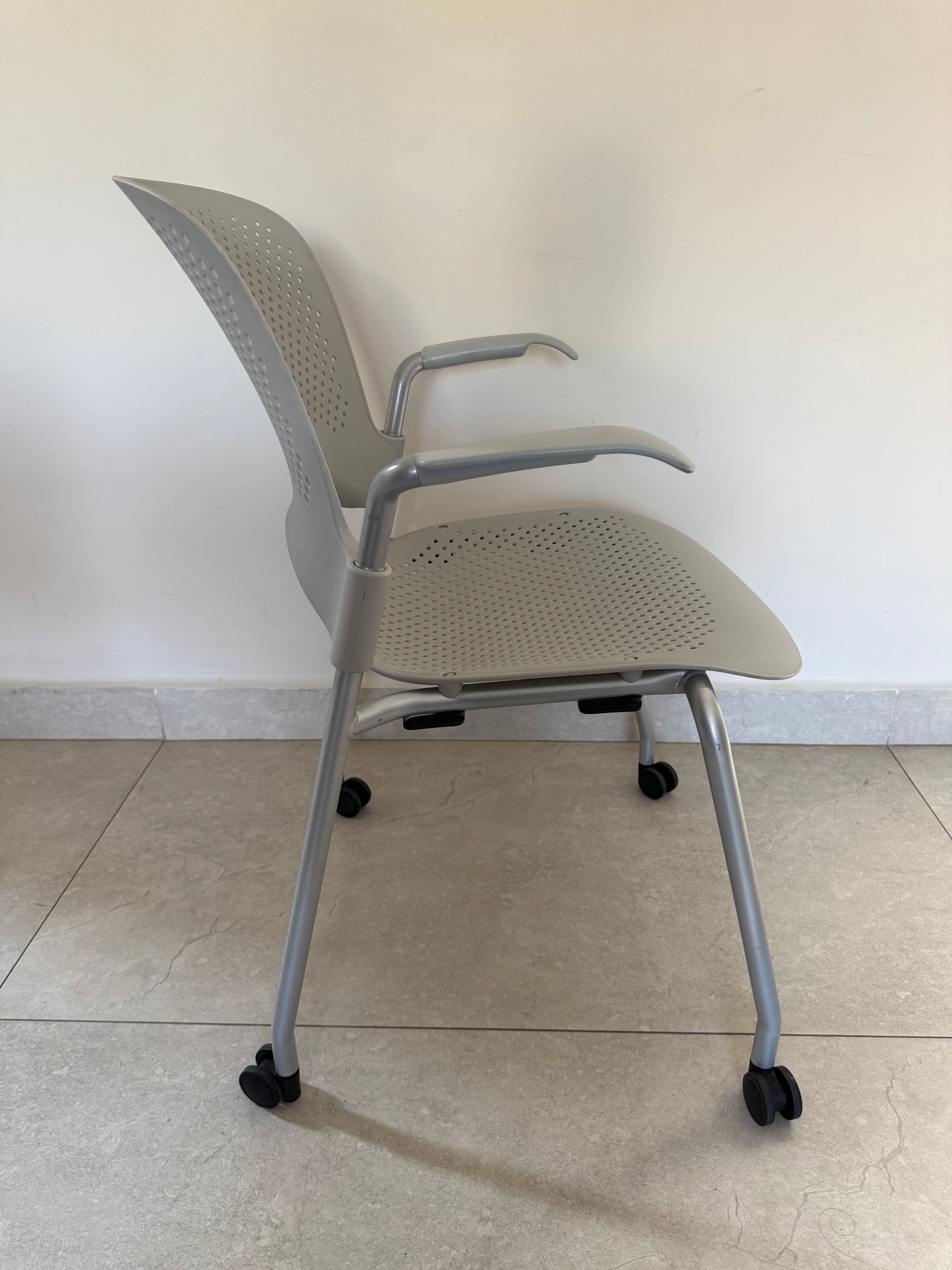 Silla Caper Gris Herman Miller de Exhibición