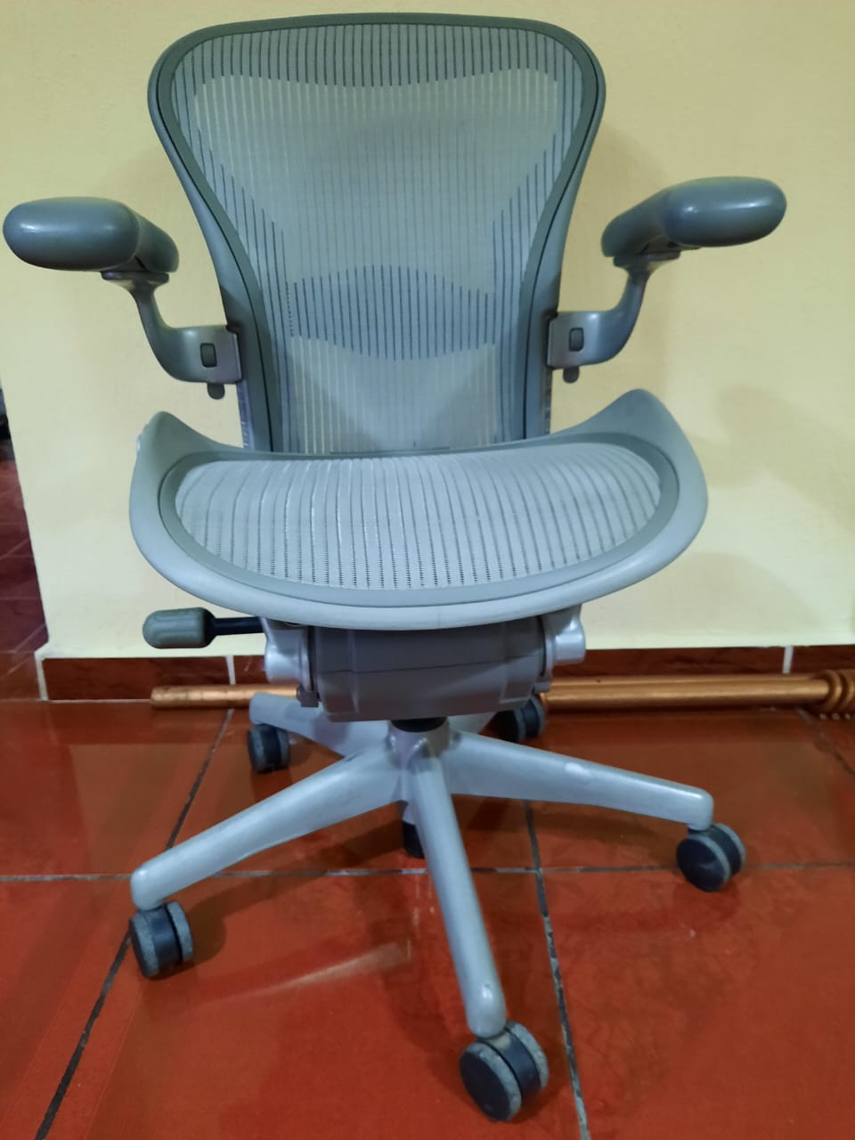 Aeron Classic talla A con soporte de bolillo ajustable color gris