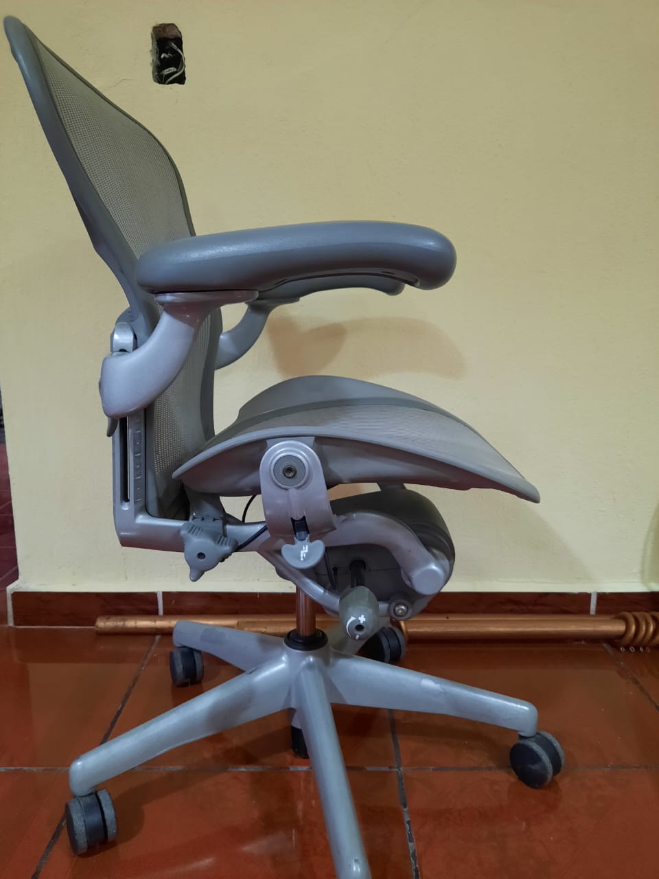 Aeron Classic talla A con soporte de bolillo ajustable color gris