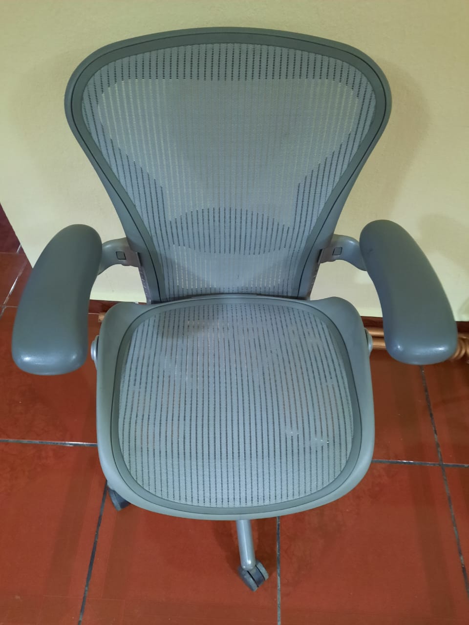 Aeron Classic talla A con soporte de bolillo ajustable color gris