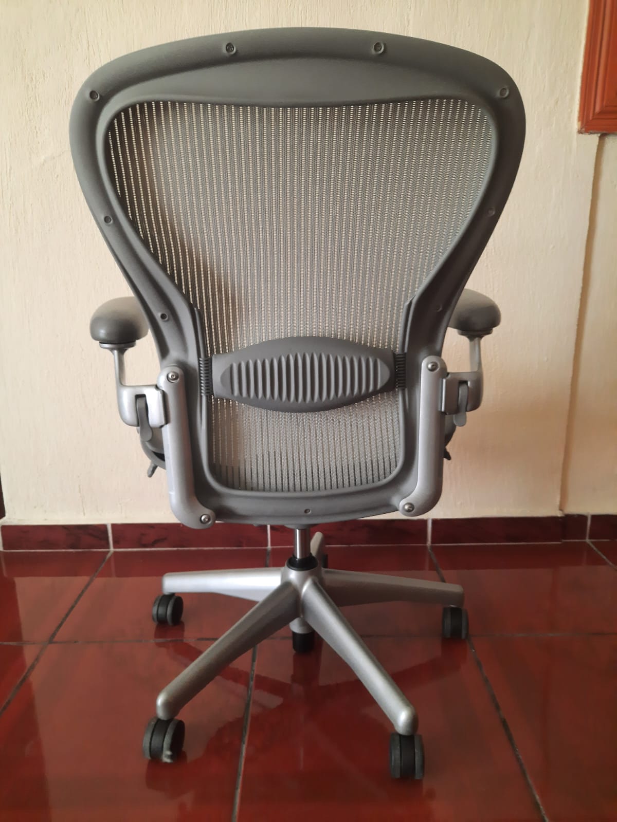 Aeron Classic talla C con soporte de bolillo ajustable color gris