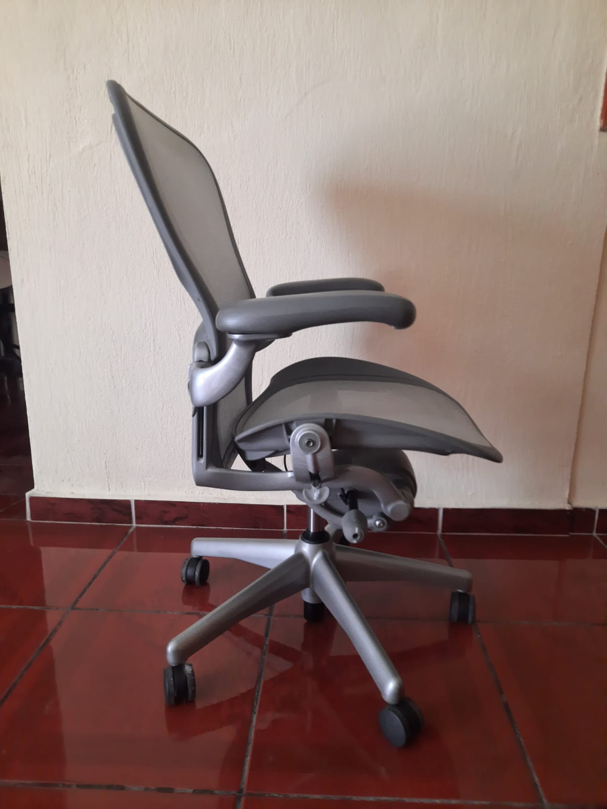 Aeron Classic talla C con soporte de bolillo ajustable color gris