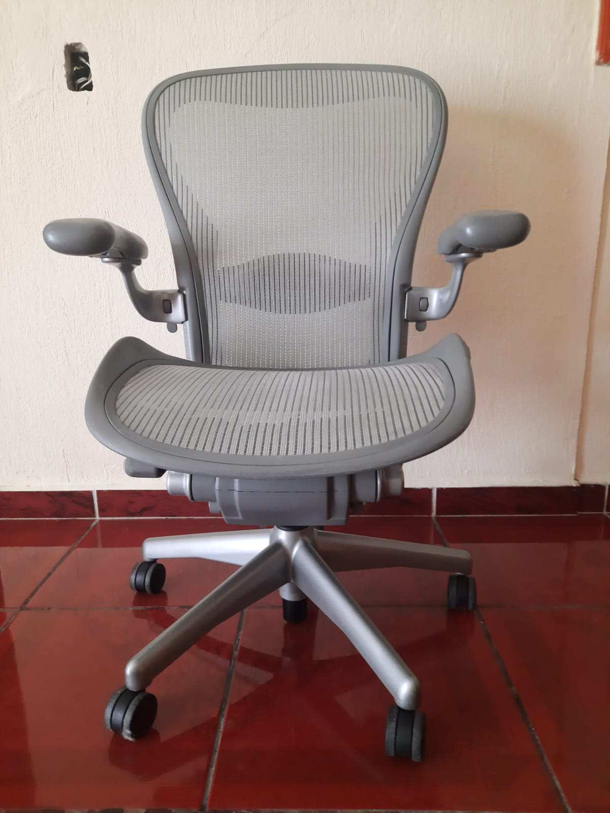 Aeron Classic talla C con soporte de bolillo ajustable color gris