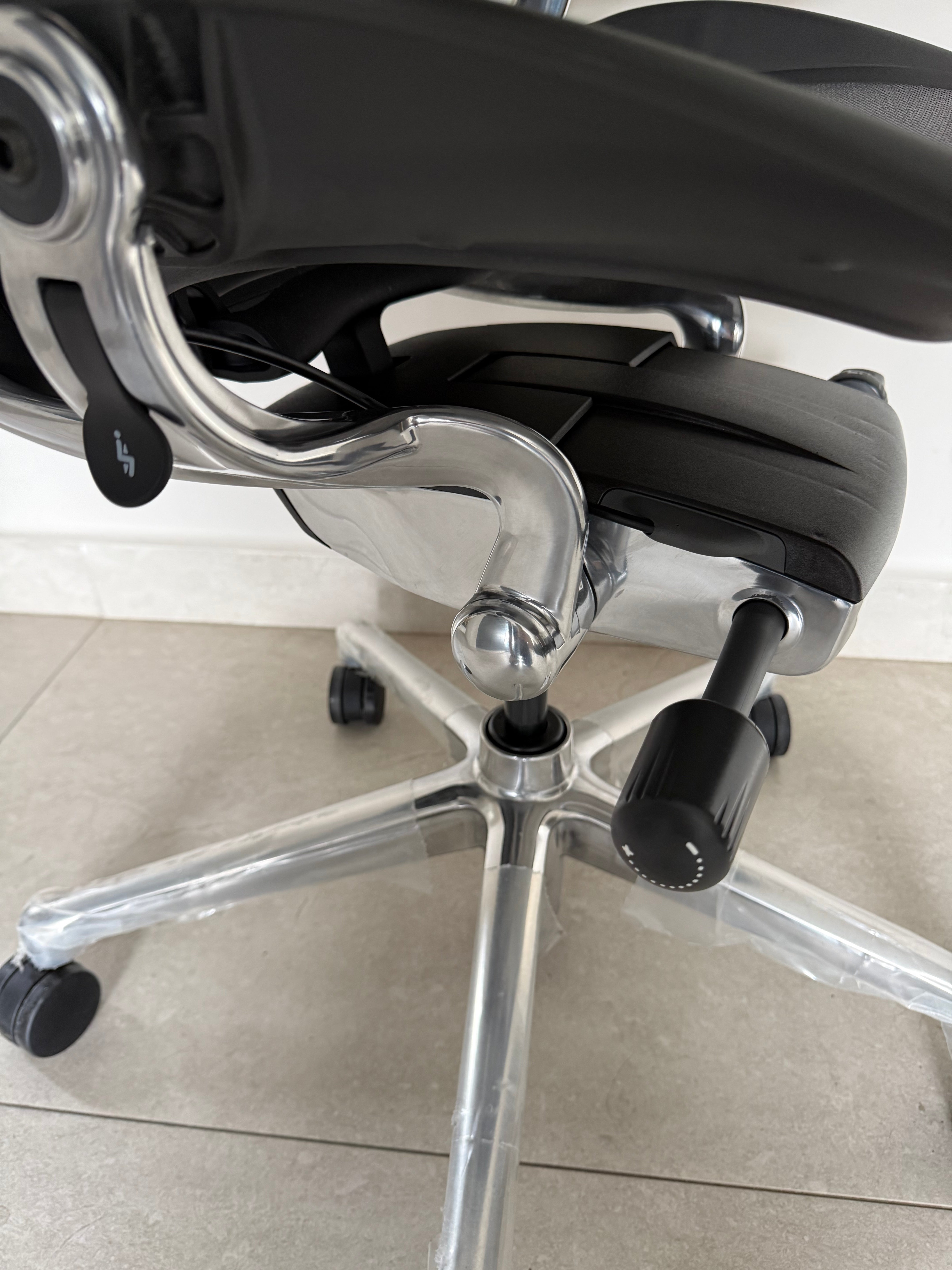 Silla Aeron B Cromada usada en oficina en casa