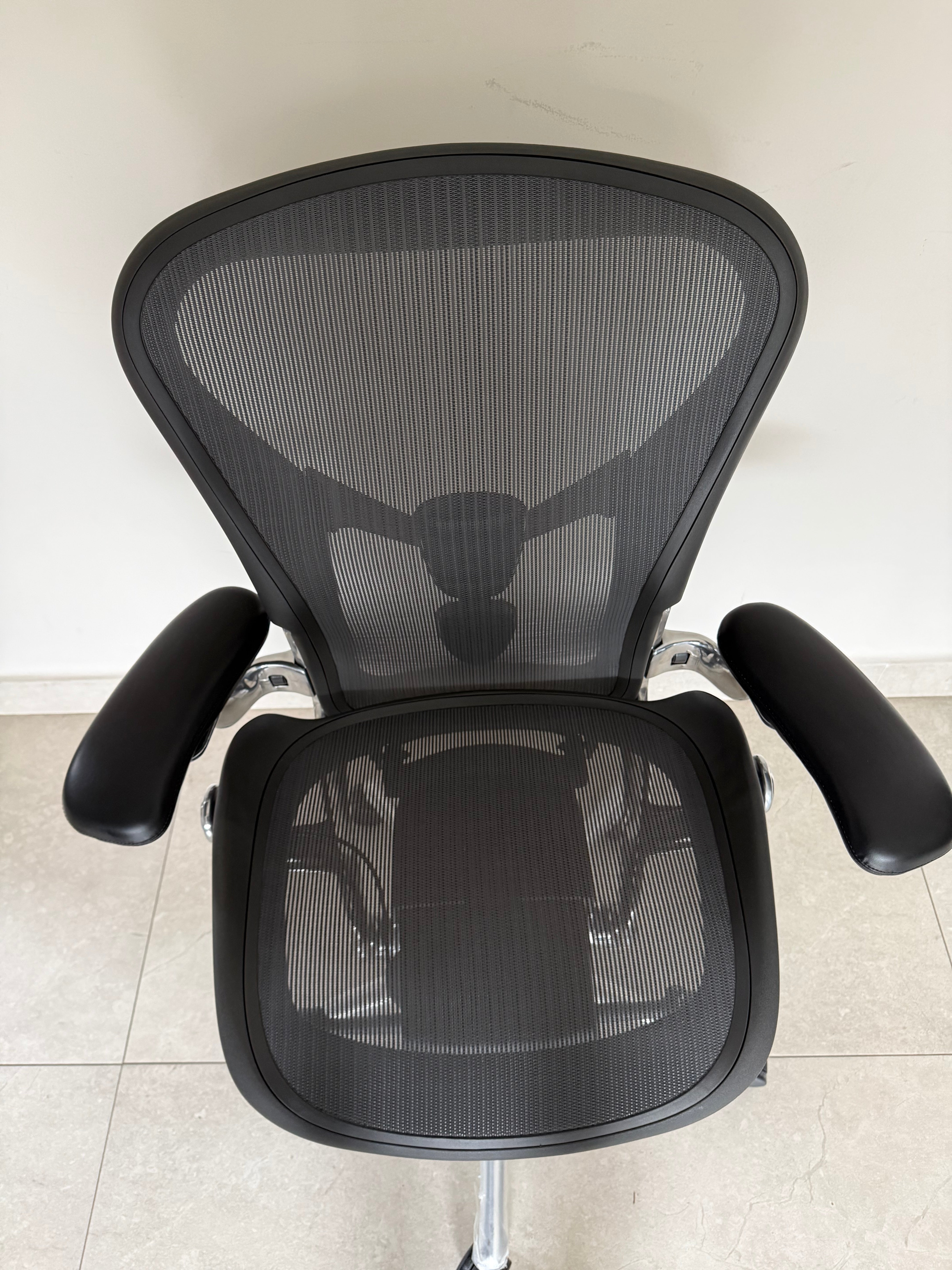 Silla Aeron B Cromada en ambiente de oficina moderno