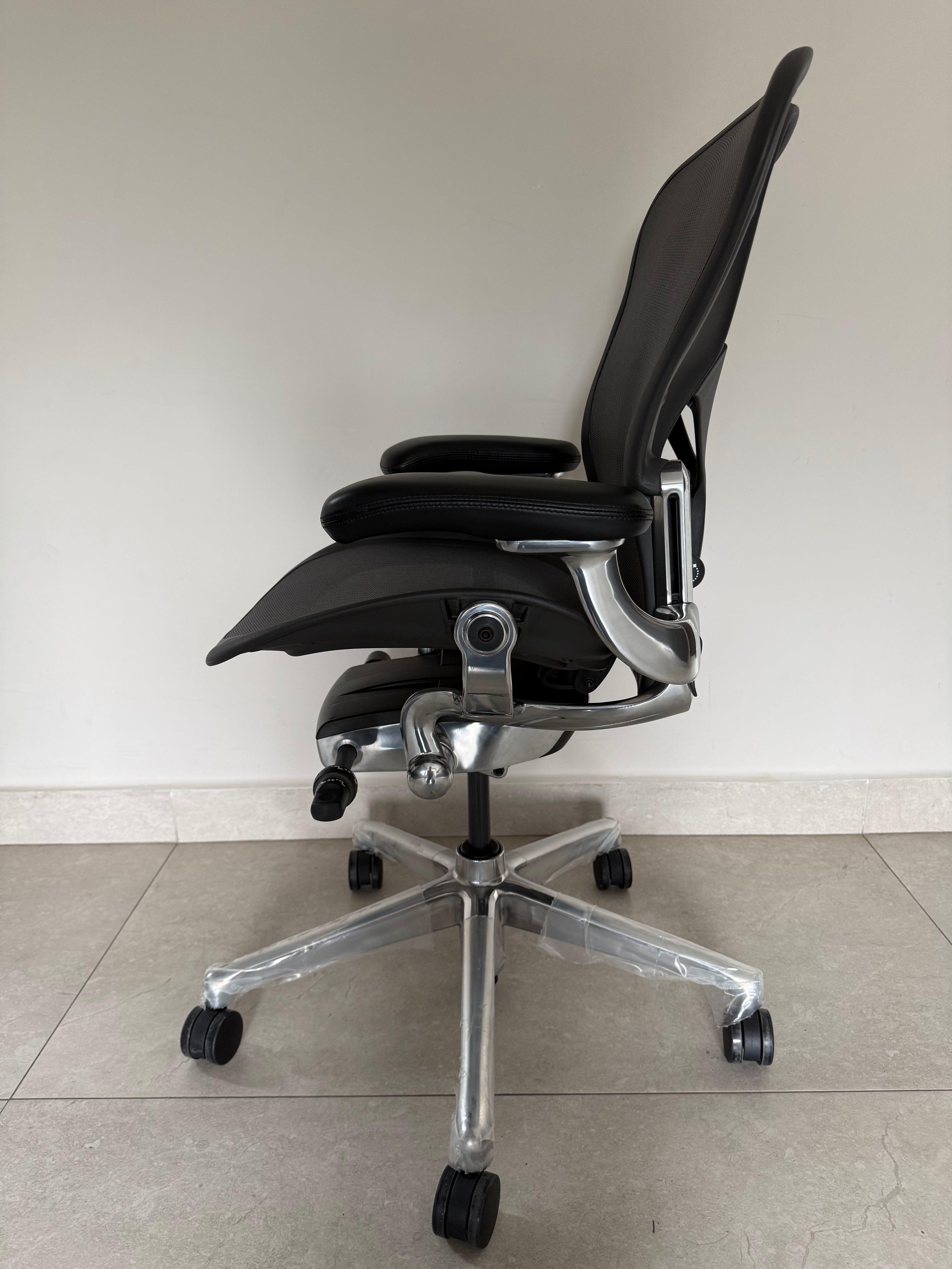 Silla Aeron Herman Miller B Cromada vista lateral elegante
