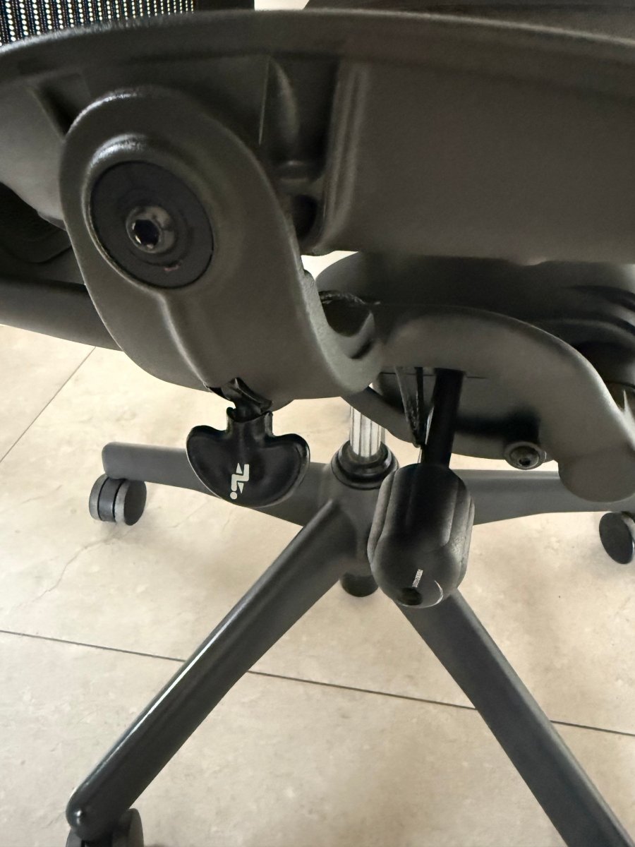 Aeron Classic talla C Equipada Brazos ajustables y Soporte lumbar - Ergonomik Herman Miller