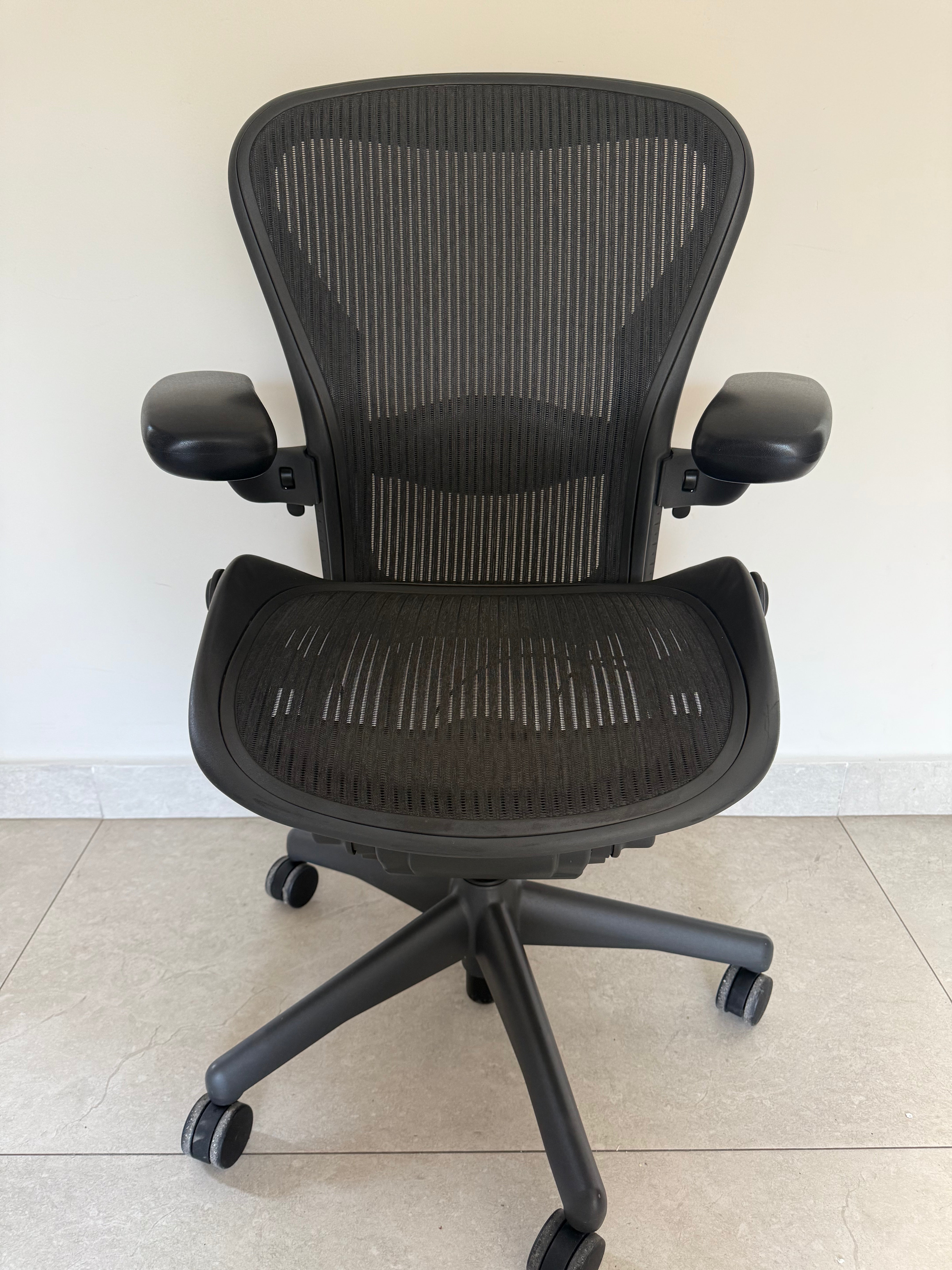 Vista frontal de Aeron Herman Miller Grafito B