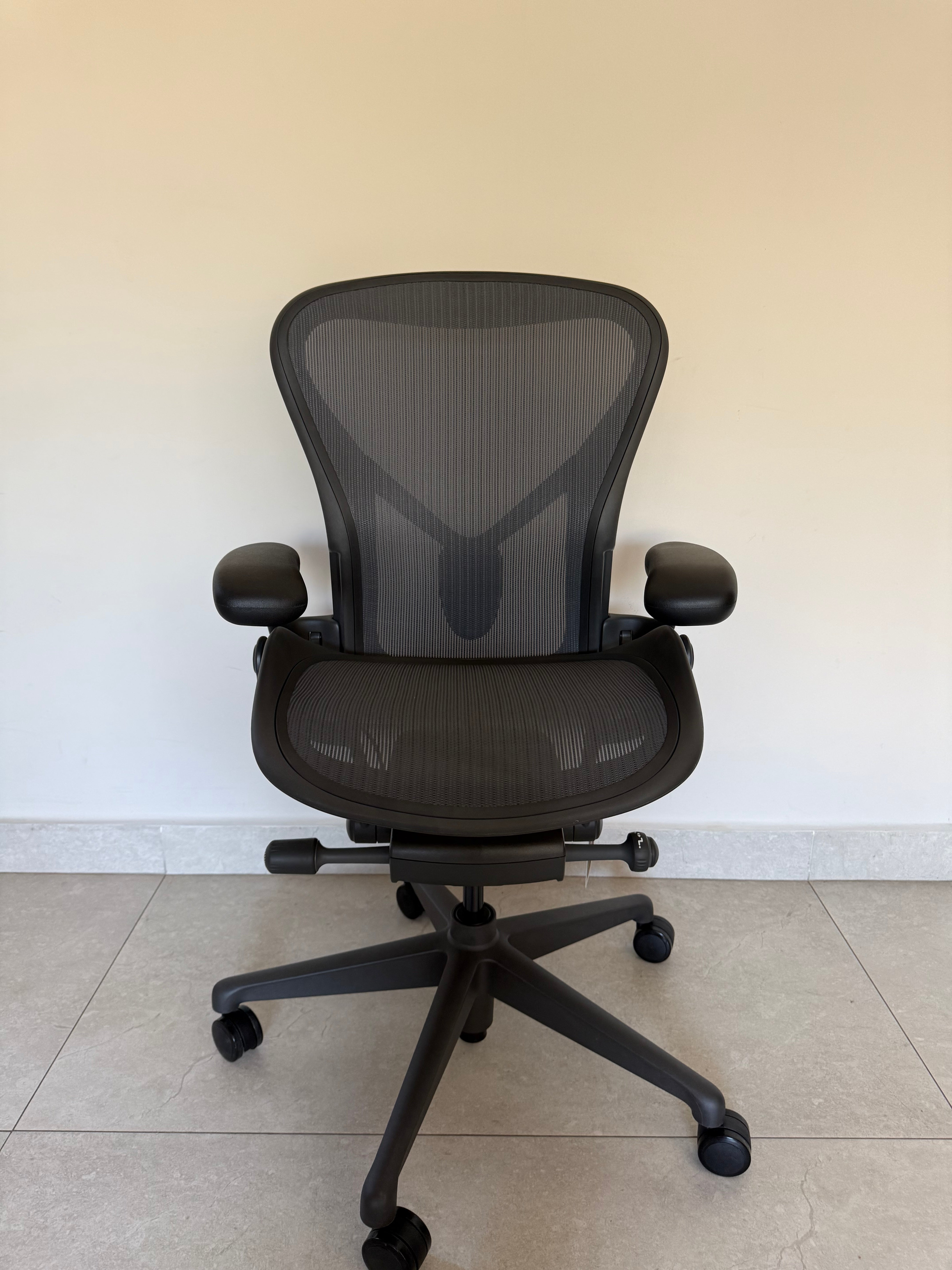 Vista frontal de la silla Aeron Herman Miller Grafito