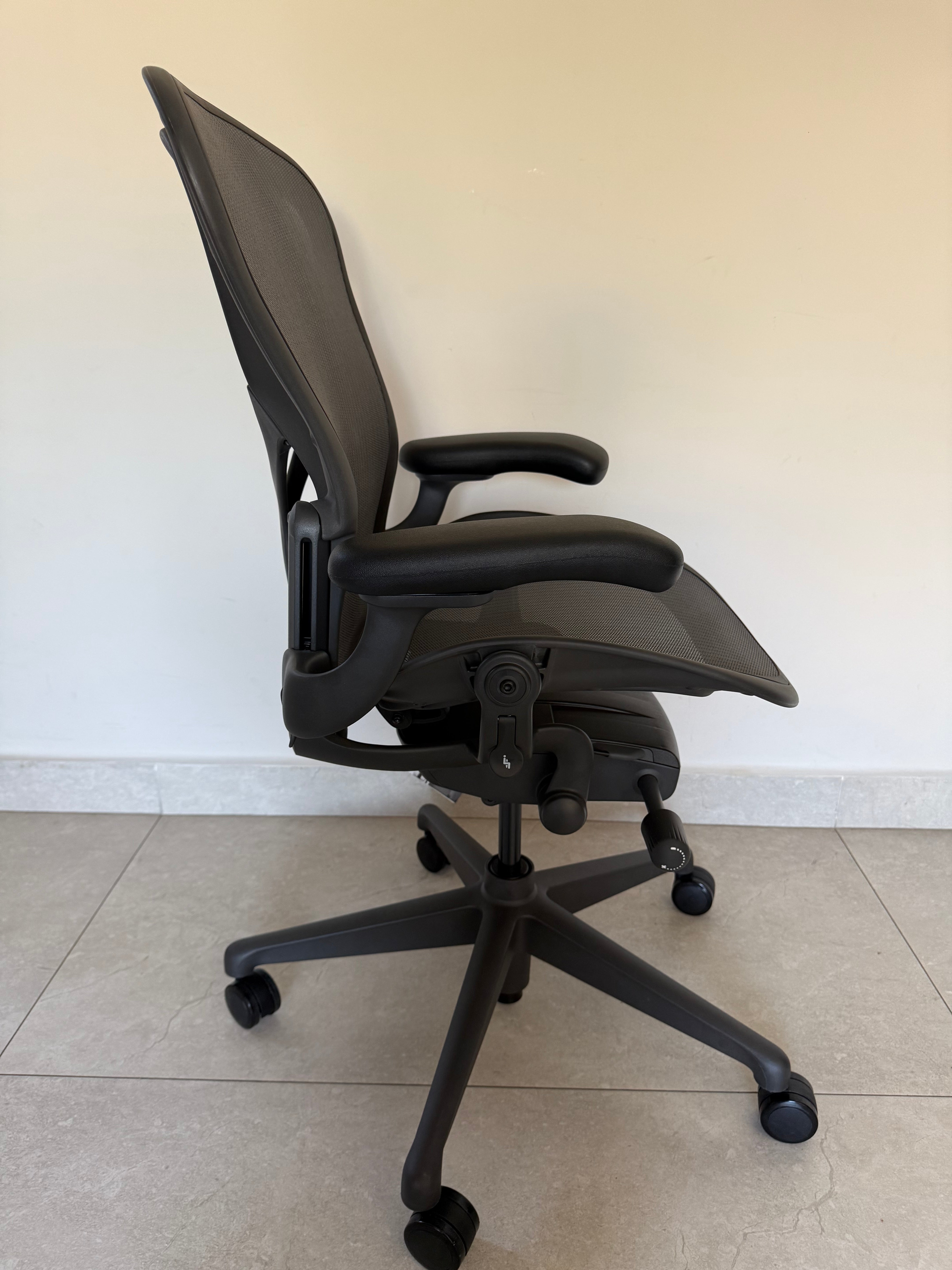 Vista lateral mostrando soporte ergonómico