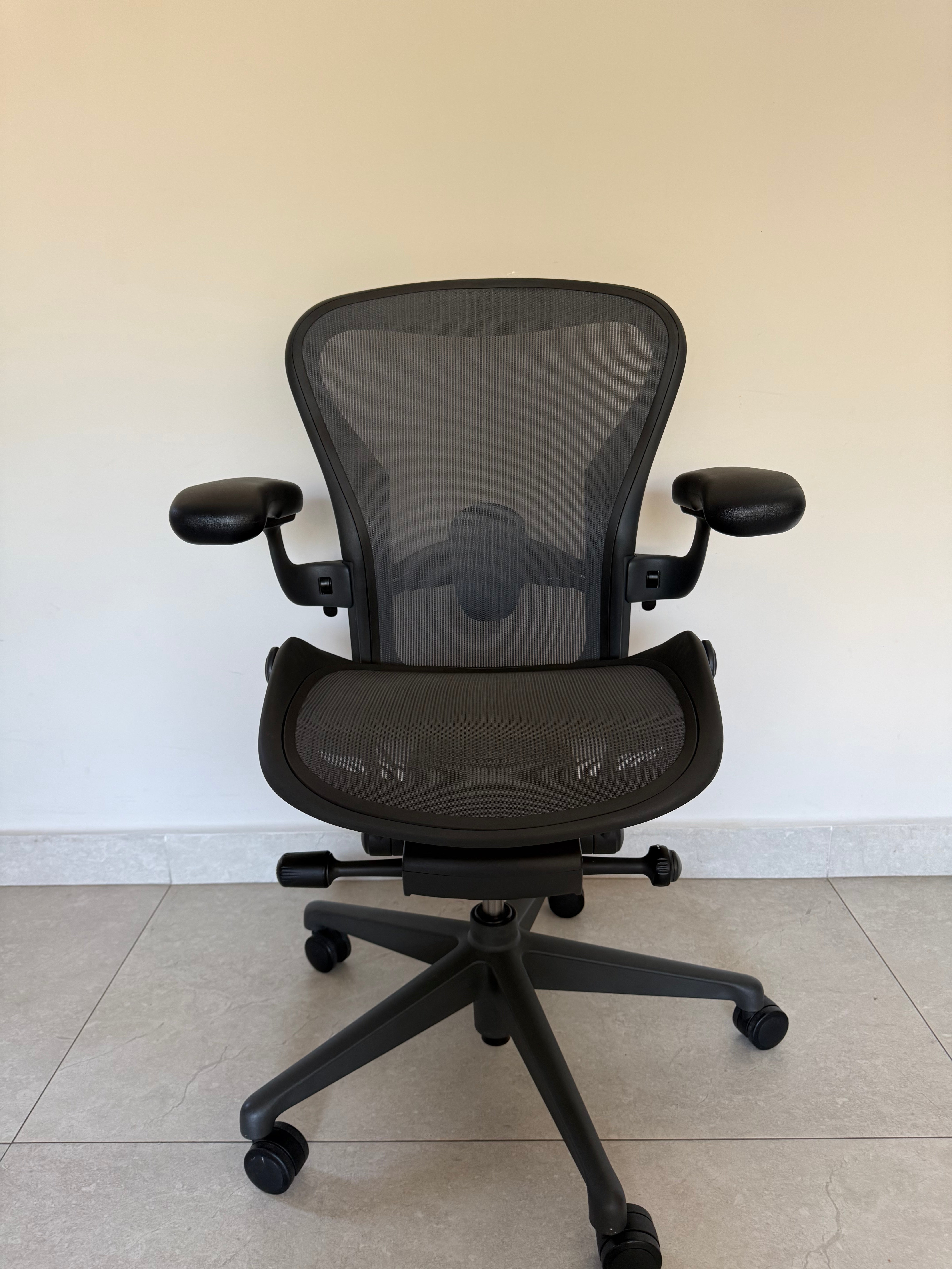 Vista frontal de Aeron Herman Miller Grafito Remastered