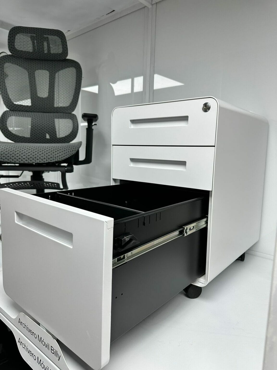 Archivero ubicado en espacio de oficina organizada