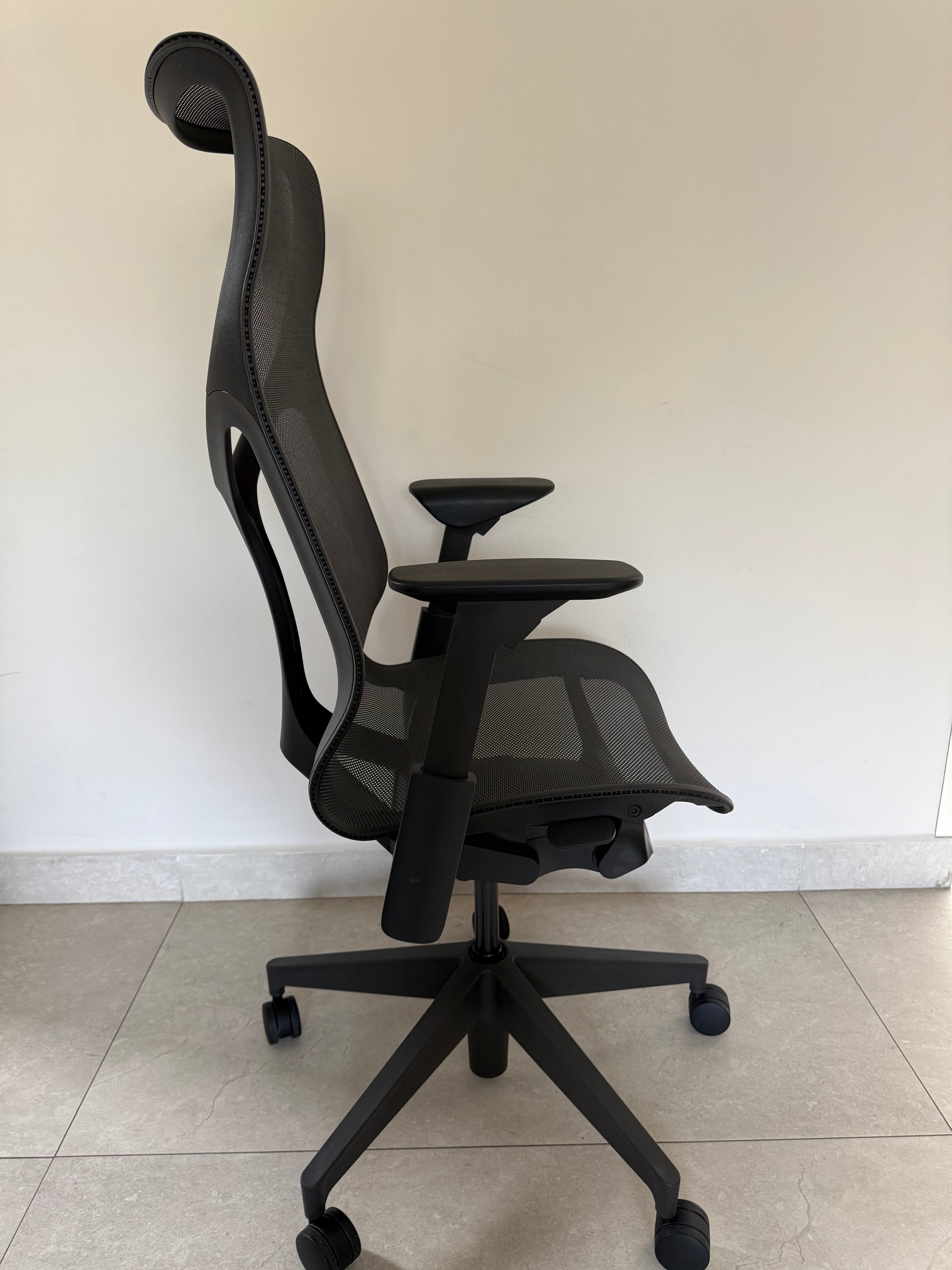 Diseño trasero elegante de la Silla Cosm Alta Herman Miller
