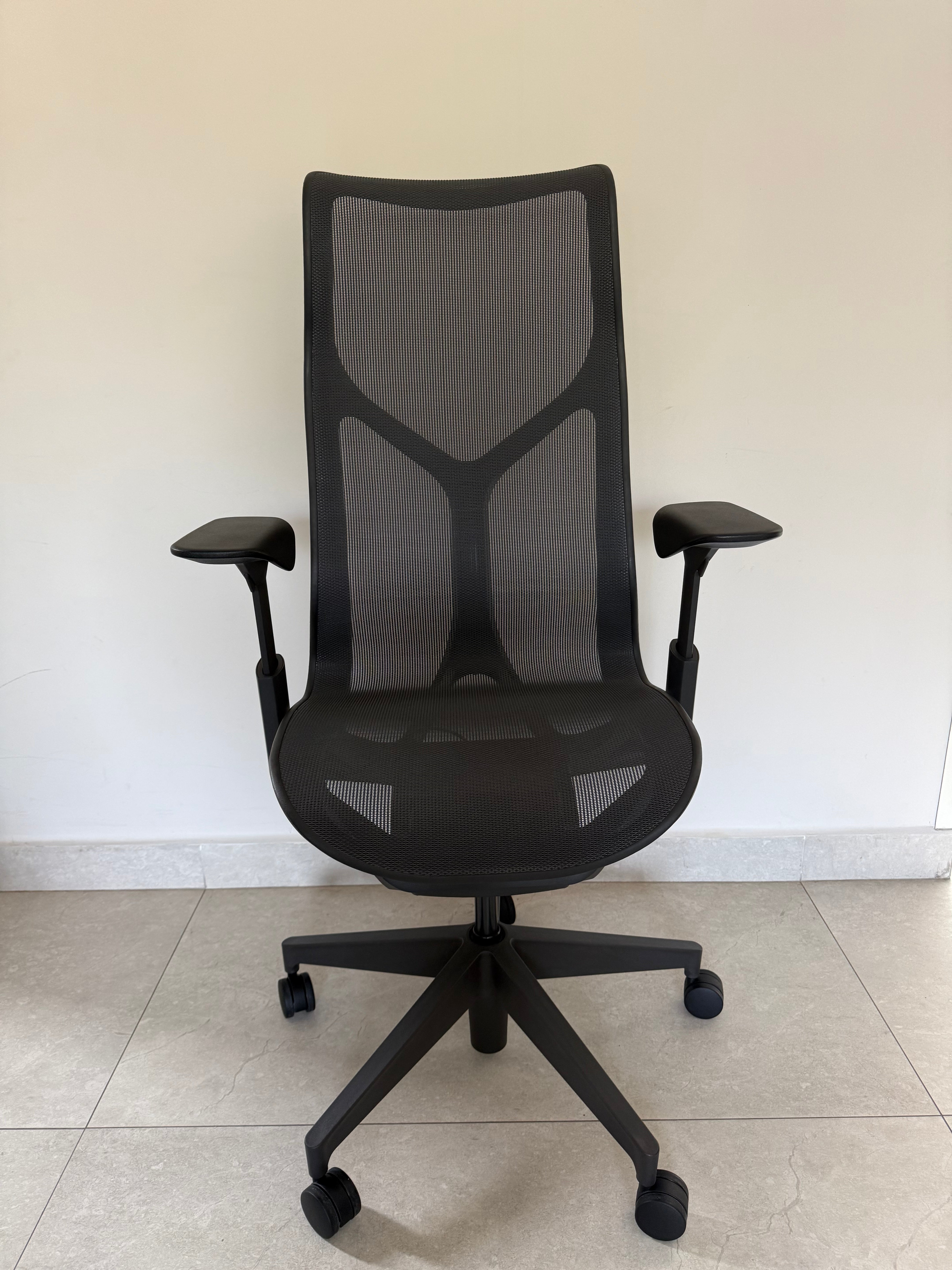 Silla Cosm Alta Herman Miller vista frontal reacondicionada