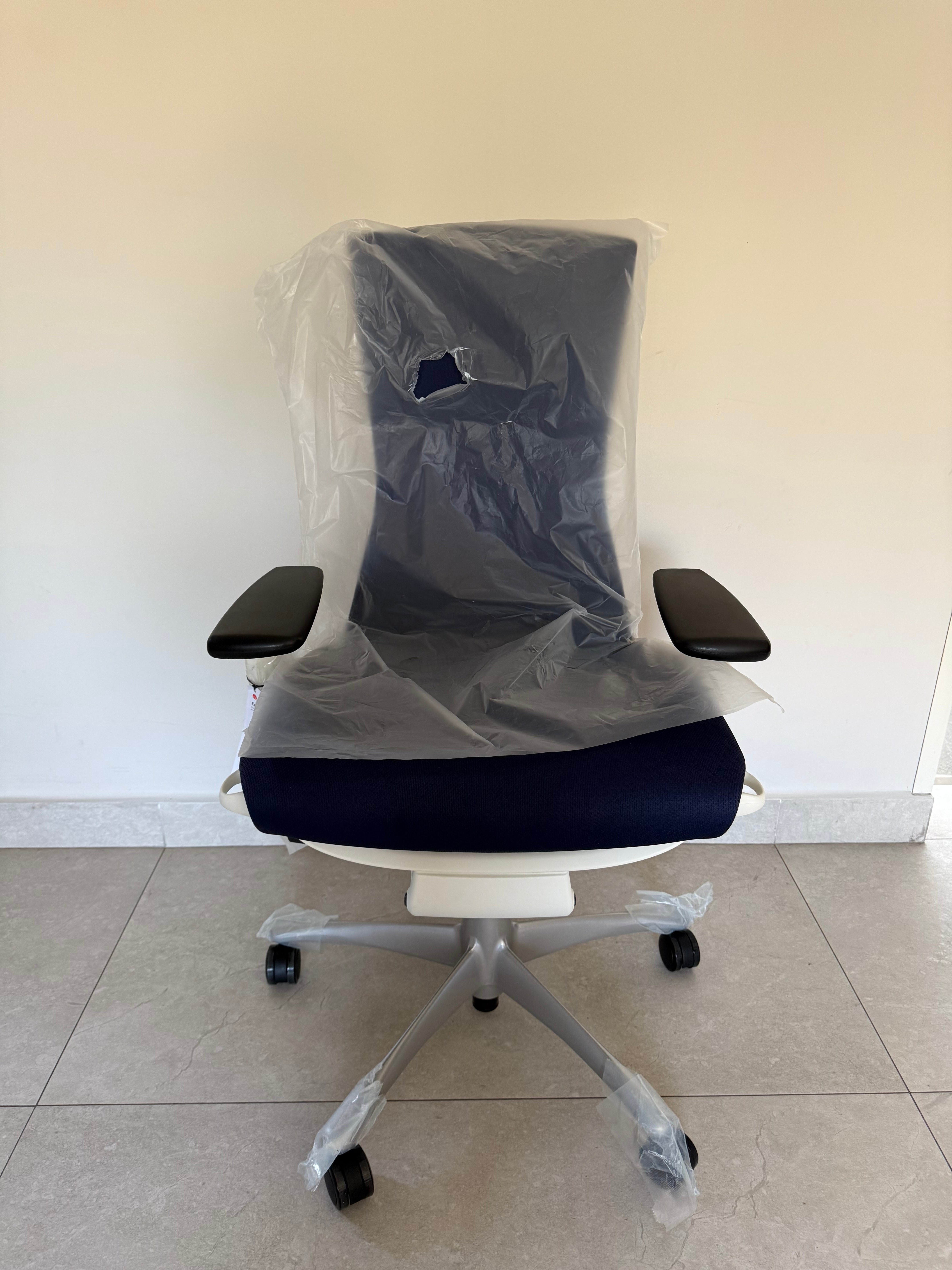 Silla Herman Miller color azul vibrante