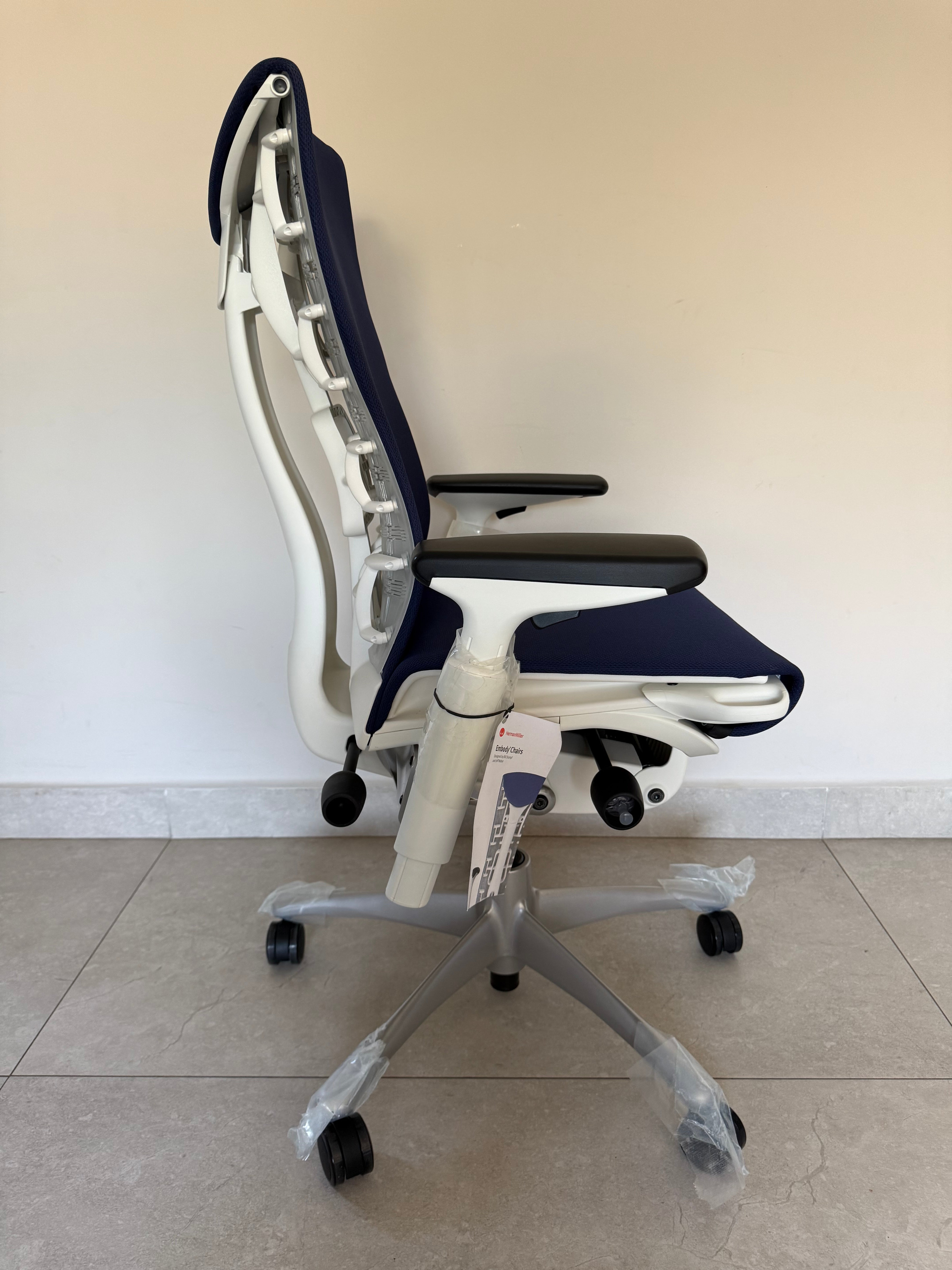 Vista lateral mostrando soporte ergonómico