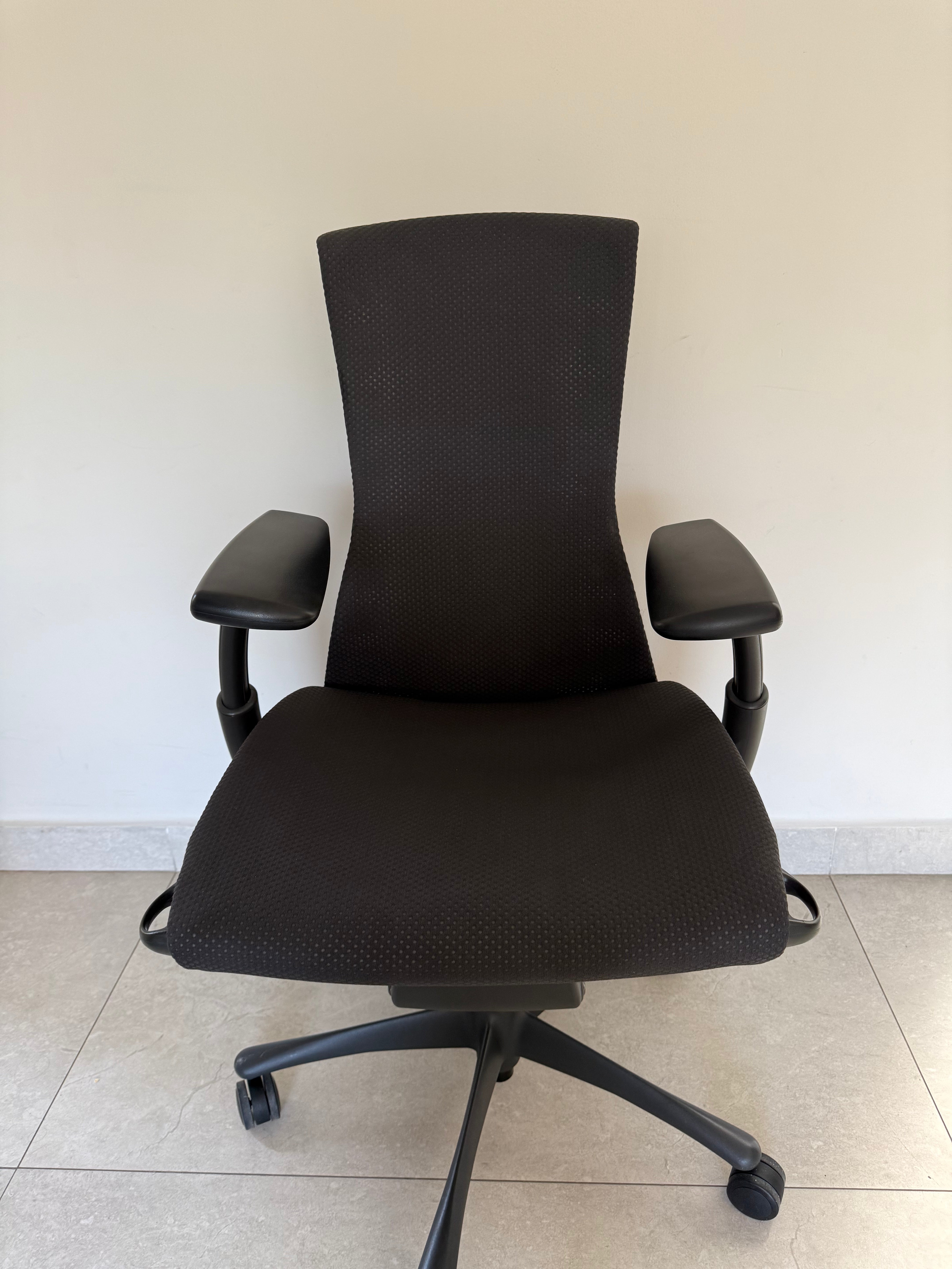 Vista frontal de la silla Embody Herman Miller Preowned